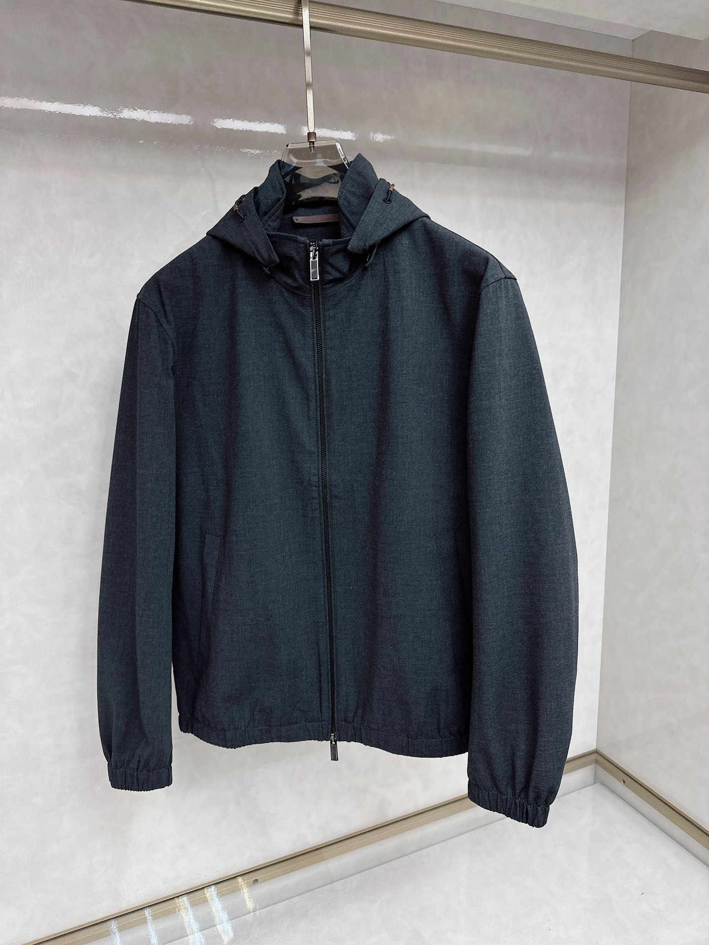 NO:123539,The latest style of Jenia ss spring, the latest style of Jenia hooded casual jacket, the hat can be detached, the spring jacket has high-end quality and high-end production technology, the fabrics and hardware are customized in the counter 1:1, breathable and comfortable, suitable for fabrics. The logo adopts the current popular embroidery design, the upper body is handsome and stylish, without any restraint, and the upper body is super comfortable!  The whole piece is super cool and upscale!  The upper body is not thick, showing the fashionable and personalized atmosphere!  Number of codes: M-XXXL, zegna, jackets & coats, hats, alexander wang19860909杰尼亚 ss春季最新款杰尼亚连帽休闲外套 帽可拆春款外套高端品质、高档制作工艺,版型面料五金都是专柜1:1定制,透气舒适合成面料,Logo采用时下流行刺绣设计,上身帅气有型,一点不拘束、上身超级舒适！整件超级酷炫上档次！上身不厚重,尽显时尚个性气息！ 码数:M-XXXL,,zegna,jackets & coats,hats,alexander wang,Men's clothing