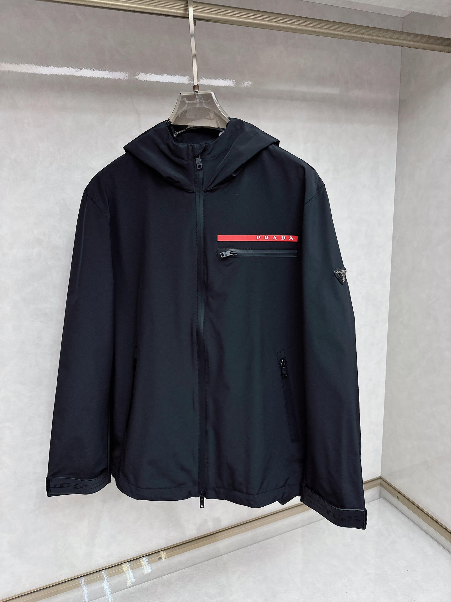 NO:123542,Prada ss Spring latest Prada hooded casual jacket Spring jacket is high-end quality and high-end production process. The fabrics and hardware are customized in the counter 1:1, breathable and comfortable to make into fabrics. The logo adopts the current popular embroidery design. The upper body is handsome and stylish, without any restraint, and the upper body is super comfortable!  The whole piece is super cool and upscale!  The upper body is not thick, showing the fashionable and personalized atmosphere!  Number of codes: M-XXXL, prada, jackets & coats, hats, alexander wang19860909普拉达 ss春季最新款普拉达连帽休闲外套 春款外套高端品质、高档制作工艺,版型面料五金都是专柜1:1定制,透气舒适合成面料,Logo采用时下流行刺绣设计,上身帅气有型,一点不拘束、上身超级舒适！整件超级酷炫上档次！上身不厚重,尽显时尚个性气息！ 码数:M-XXXL,,prada,jackets & coats,hats,alexander wang,Men's clothing