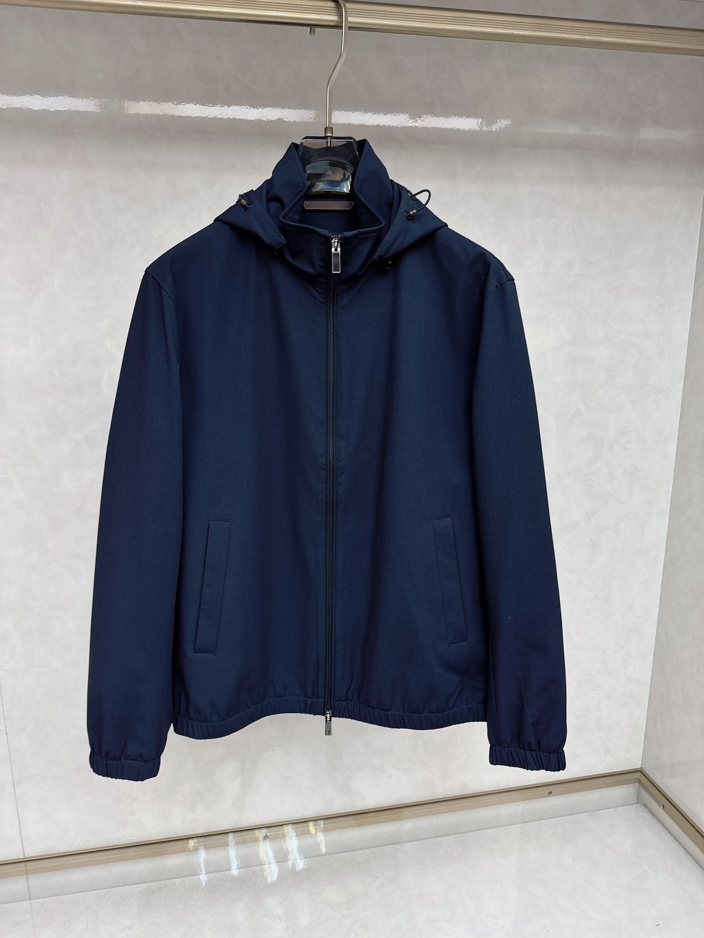 NO:123523,The latest style of Jenia ss spring, the latest style of Jenia hooded casual jacket, the hat can be detached, the spring jacket has high-end quality and high-end production technology, the fabrics and hardware are customized in the counter 1:1, breathable and comfortable, suitable for fabrics. The logo adopts the current popular embroidery design, the upper body is handsome and stylish, without any restraint, and the upper body is super comfortable!  The whole piece is super cool and upscale!  The upper body is not thick, showing the fashionable and personalized atmosphere!  Number of codes: M-XXXL, zegna, jackets & coats, hats, alexander wang19860909杰尼亚 ss春季最新款杰尼亚连帽休闲外套 帽可拆春款外套高端品质、高档制作工艺,版型面料五金都是专柜1:1定制,透气舒适合成面料,Logo采用时下流行刺绣设计,上身帅气有型,一点不拘束、上身超级舒适！整件超级酷炫上档次！上身不厚重,尽显时尚个性气息！ 码数:M-XXXL,,zegna,jackets & coats,hats,alexander wang,Men's clothing