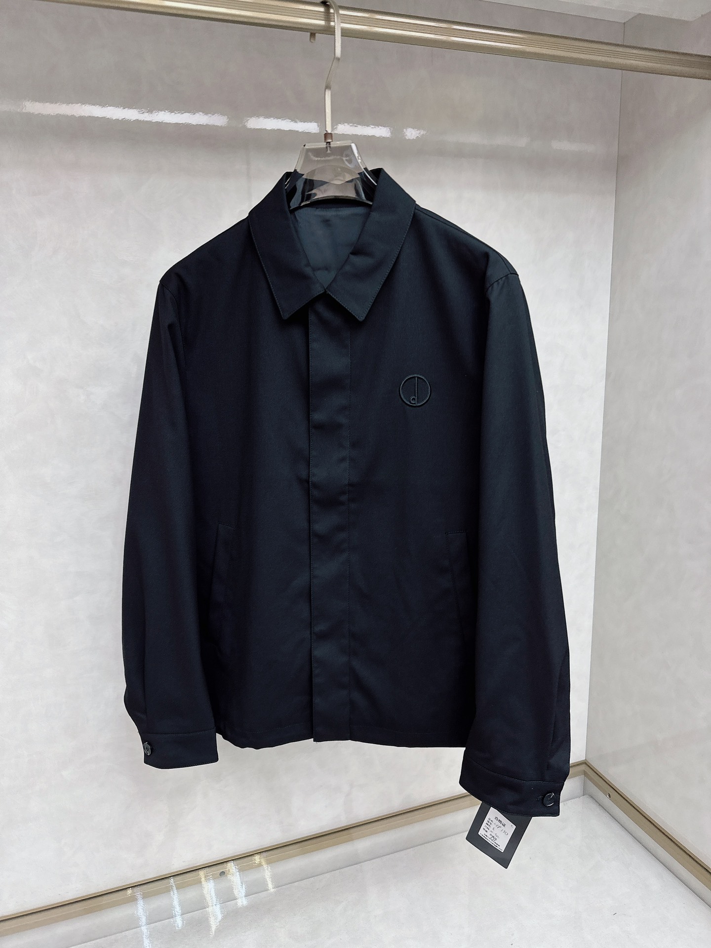 NO:123529,Dior ss Spring latest Dior lapel casual jacket Spring jacket is high-end quality and high-end production process. The fabrics and hardware are customized in the counter 1:1, breathable and comfortable to make into fabrics. The logo adopts the current popular embroidery design. The upper body is handsome and stylish, without any restraint, and the upper body is super comfortable!  The whole piece is super cool and upscale!  The upper body is not thick, showing the fashionable and personalized atmosphere!  Number of codes: M-XXXL, dior, jackets & coats, alexander wang19860909迪奥 ss春季最新款迪奥翻领休闲外套 春款外套高端品质、高档制作工艺,版型面料五金都是专柜1:1定制,透气舒适合成面料,Logo采用时下流行刺绣设计,上身帅气有型,一点不拘束、上身超级舒适！整件超级酷炫上档次！上身不厚重,尽显时尚个性气息！ 码数:M-XXXL,,dior,jackets & coats,alexander wang,Men's clothing