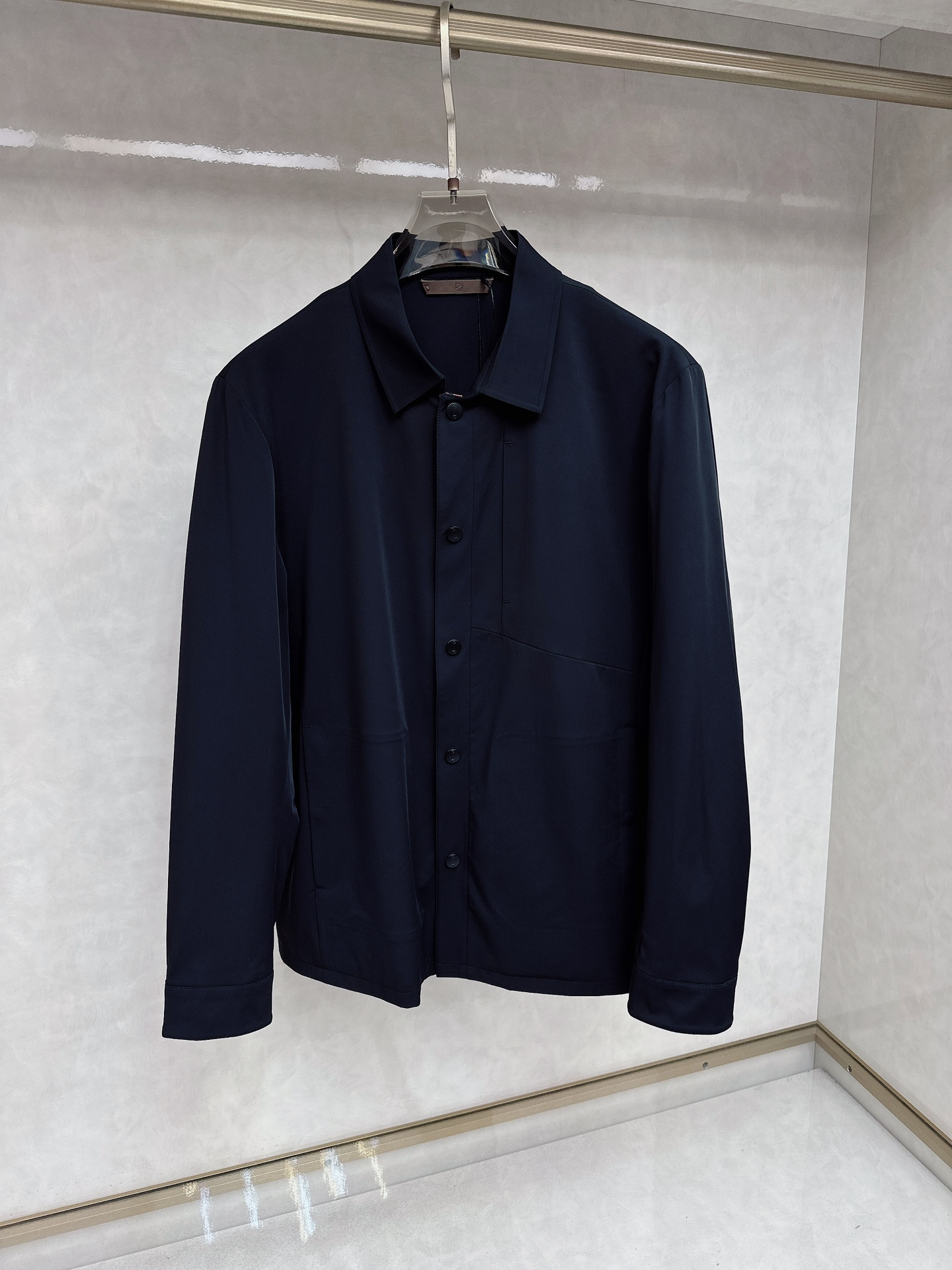 NO:123535,Jenia 25 Spring and Summer High-end Woven/Series High-end Boutique Series, Men and Women's Same Models, Trading Company Channel Orders, Official Website Counter Series, Exclusively launched the most popular series Men and Women's Same Models in the industry, Classic Urban Leisure Style, Versatile and Simple Style, Couple Models!  It can be said to be a must-have model for spring and summer. A brand new design style, subversive design, iconic brand pattern logo, new dustproof fabric, light waterproof, casual matching, super fashionable upper body, especially easy to match. The concave shape in spring and summer is naturally indispensable for such high-end configuration. Moreover, its magic power is very powerful. Basically, all types are easy to control. The casual style configuration will not be uncomfortable. The new style and tone are more outstanding and outstanding. The charm of the outfit is naturally more advanced, more outstanding and more handsome, but it does not lose its temperature. Whether it is for external wear or internal wear, I believe this model is the perfect choice!  !  !  Number of codes 48 50 52 54 56, zegna,alexander wang19860909杰尼亚 25春夏 高端梭织/ 系列 高端精品系列,男女同款,贸易公司渠道订单,官网专柜在售系列,业内独家首发经典主线里最抢手最火爆的系列男女同款,经典都市休闲风尚,百搭简约范,情侣款！可以说是春夏季必备款了 全新设计风格,颠覆认知的设计,标志性品牌图案标识,全新防尘面料,轻度防水,随便搭件,上身超时髦,特别的便于搭配,春夏季凹造型自然是少不了这样的高档配置 并且它的穿搭魔力十分之强大,基本上各种类型都是轻而易举的驾驭,休闲的版型配置,不会不适感,全新风格以及调性更加的出色更加的出众,穿搭的魅力自然也更加的高级,更加的出彩更加的显帅,但是又不失温度,无论是外穿还是内搭,我相信此款都是完美之选！！！ 码数48 50 52 54 56,,zegna,alexander wang,Men's clothing