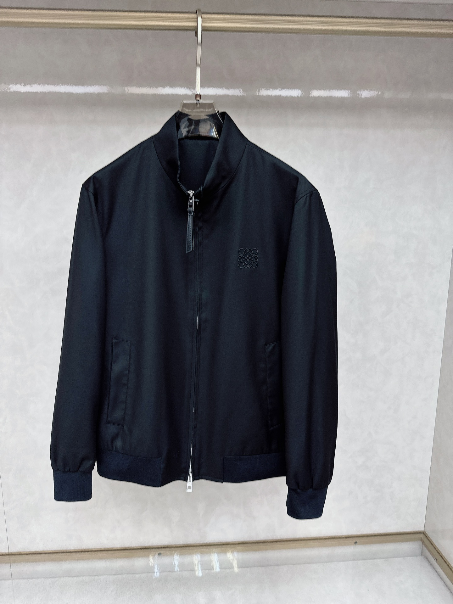 NO:123538,Luo Yiwei Spring and Summer High-end Woven/Series High-end Boutique Series, Men and Women's Same Models, Trading Company Channel Orders, Official Website Counter Series, Exclusively launched the most popular series of men and women's Same Models in the industry, Classic urban casual style, versatile and simple style, couple's styles!  It can be said to be a must-have model for spring and summer. A brand new design style, subversive design, iconic brand pattern logo, new dustproof fabric, light waterproof, casual matching, super fashionable upper body, especially easy to match. The concave shape in spring and summer is naturally indispensable for such high-end configuration. Moreover, its magic power is very powerful. Basically, all types are easy to control. The casual style configuration will not be uncomfortable. The new style and tone are more outstanding and outstanding. The charm of the outfit is naturally more advanced, more outstanding and more handsome, but it does not lose its temperature. Whether it is for external wear or internal wear, I believe this model is the perfect choice!  !  !  Color black Number of codes 48 50 52 54 56,,loewe,alexander wang19860909罗意威 25春夏 高端梭织/ 系列 高端精品系列,男女同款,贸易公司渠道订单,官网专柜在售系列,业内独家首发经典主线里最抢手最火爆的系列男女同款,经典都市休闲风尚,百搭简约范,情侣款！可以说是春夏季必备款了 全新设计风格,颠覆认知的设计,标志性品牌图案标识,全新防尘面料,轻度防水,随便搭件,上身超时髦,特别的便于搭配,春夏季凹造型自然是少不了这样的高档配置 并且它的穿搭魔力十分之强大,基本上各种类型都是轻而易举的驾驭,休闲的版型配置,不会不适感,全新风格以及调性更加的出色更加的出众,穿搭的魅力自然也更加的高级,更加的出彩更加的显帅,但是又不失温度,无论是外穿还是内搭,我相信此款都是完美之选！！！ 颜色黑色 码数48 50 52 54 56,,loewe,alexander wang,Men's clothing