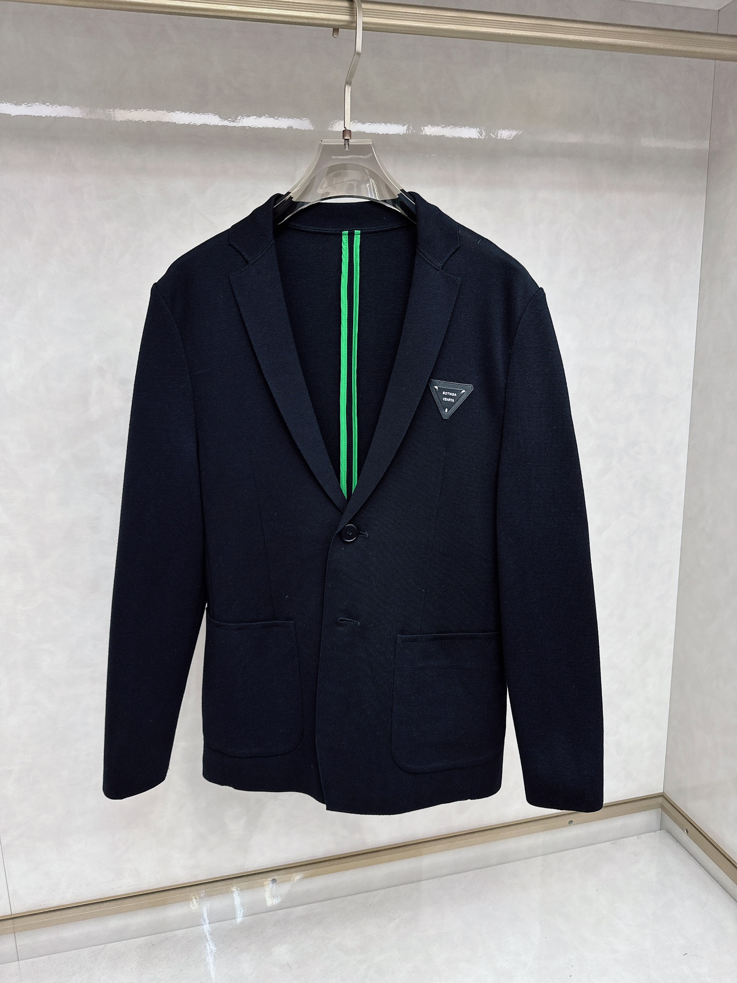 NO:123541,BV SS spring and summer counter synchronous suit series Original hardware The fabric is made of imported knitted fabric, with a strong gloss and exquisite details. The overall style is very good. Color black Size 48-56.,,bottega veneta, business suit,alexander wang19860909BV SS春夏柜台同步西装系列 原版五金 面料选用进口针织面料,光泽感强,细节用料都非常考究,整体版型很赞 颜色黑色 尺码48-56.,,bottega veneta,business suit,alexander wang,Men's clothing