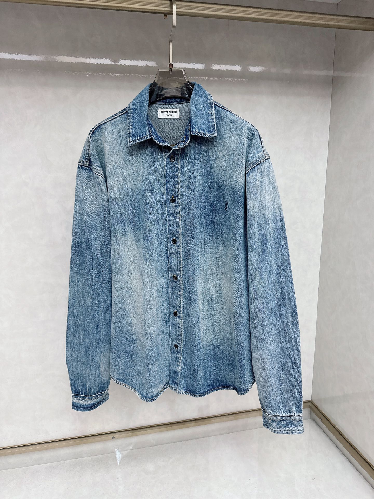 NO:123544,Saint Laurent Washed Small Label Embroidered Denim Jacket Craft Description uses imported denim fabric The fabric is washed in the same color, the feel is super soft and delicate, skin-friendly and comfortable to wear, can be matched with the same style to create a fashionable look, control various occasions, customize auxiliary materials Size M-2XL The next day,,saint laurent,jackets & coats,alexander wang19860909圣罗兰 水洗小标刺绣牛仔外套 工艺说明采用进口牛仔面料 面料水洗颜色一致 手感超柔软细腻 穿着亲肤舒适 能与同款搭配营造时尚造型,驾驭各种场合,定制辅料 尺码M-2XL 隔天,,saint laurent,jackets & coats,alexander wang,Men's clothing