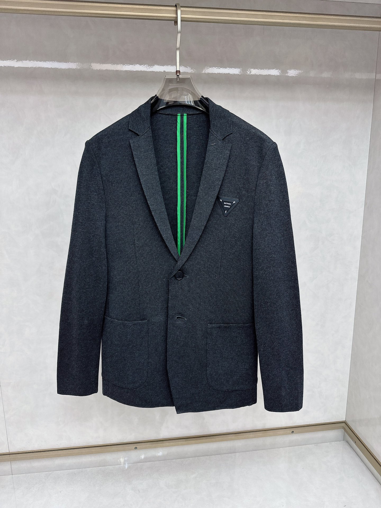 NO:123522,BV SS spring and summer counter synchronous suit series Original hardware The fabric is made of imported knitted fabric, with a strong gloss and exquisite details. The overall style is very good. Color black Size 48-56.,,bottega veneta, business suit,alexander wang19860909BV SS春夏柜台同步西装系列 原版五金 面料选用进口针织面料,光泽感强,细节用料都非常考究,整体版型很赞 颜色黑色 尺码48-56.,,bottega veneta,business suit,alexander wang,Men's clothing