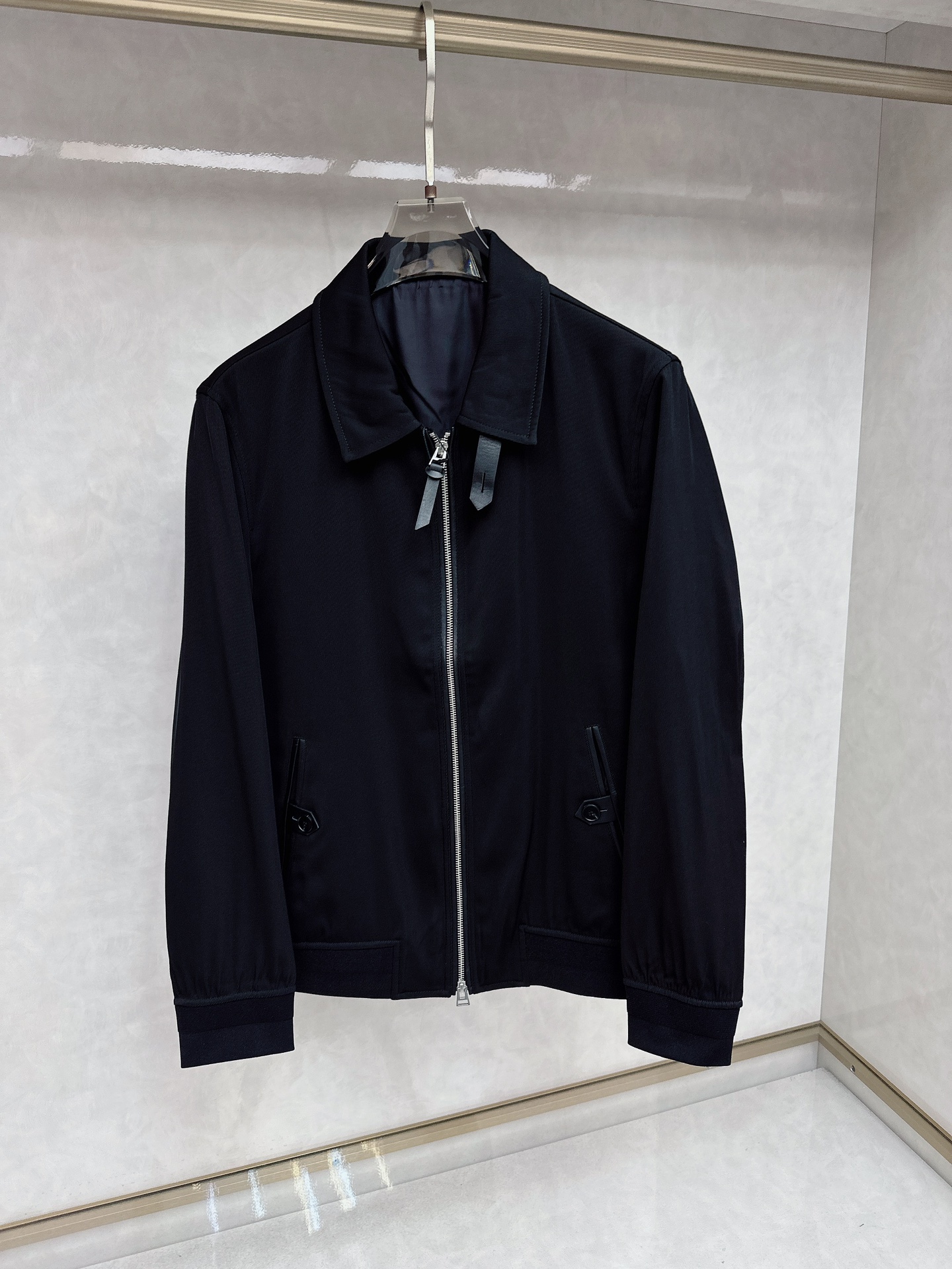 NO:123525,TF 25 Spring and Summer High-end Woven/Series High-end Boutique Series, Men and Women's Same Models, Trading Company Channel Orders, Official Website Counter Series, Exclusively launched the most popular series Men and Women's Same Models in the industry, Classic Urban Casual Style, Versatile Simple Style, Couple Models!  It can be said to be a must-have model for spring and summer. A brand new design style, subversive design, iconic brand pattern logo, new dustproof fabric, light waterproof, casual matching, super fashionable upper body, especially easy to match. The concave shape in spring and summer is naturally indispensable for such high-end configuration. Moreover, its magic power is very powerful, basically all types are easy to control, casual style configuration, without discomfort, the new style and tone are more outstanding, and the charm of the outfit is naturally more advanced, more outstanding, more outstanding, but it does not lose temperature. Whether it is for external wear or internal wear, I believe this model is the perfect choice!  !  !  Color black Number of codes 48 50 52 54 56,,tom ford,alexander wang19860909TF 25春夏 高端梭织/ 系列 高端精品系列,男女同款,贸易公司渠道订单,官网专柜在售系列,业内独家首发经典主线里最抢手最火爆的系列男女同款,经典都市休闲风尚,百搭简约范,情侣款！可以说是春夏季必备款了 全新设计风格,颠覆认知的设计,标志性品牌图案标识,全新防尘面料,轻度防水,随便搭件,上身超时髦,特别的便于搭配,春夏季凹造型自然是少不了这样的高档配置 并且它的穿搭魔力十分之强大,基本上各种类型都是轻而易举的驾驭,休闲的版型配置,不会不适感,全新风格以及调性更加的出色更加的出众,穿搭的魅力自然也更加的高级,更加的出彩更加的显帅,但是又不失温度,无论是外穿还是内搭,我相信此款都是完美之选！！！ 颜色黑色 码数48 50 52 54 56,,tom ford,alexander wang,Men's clothing