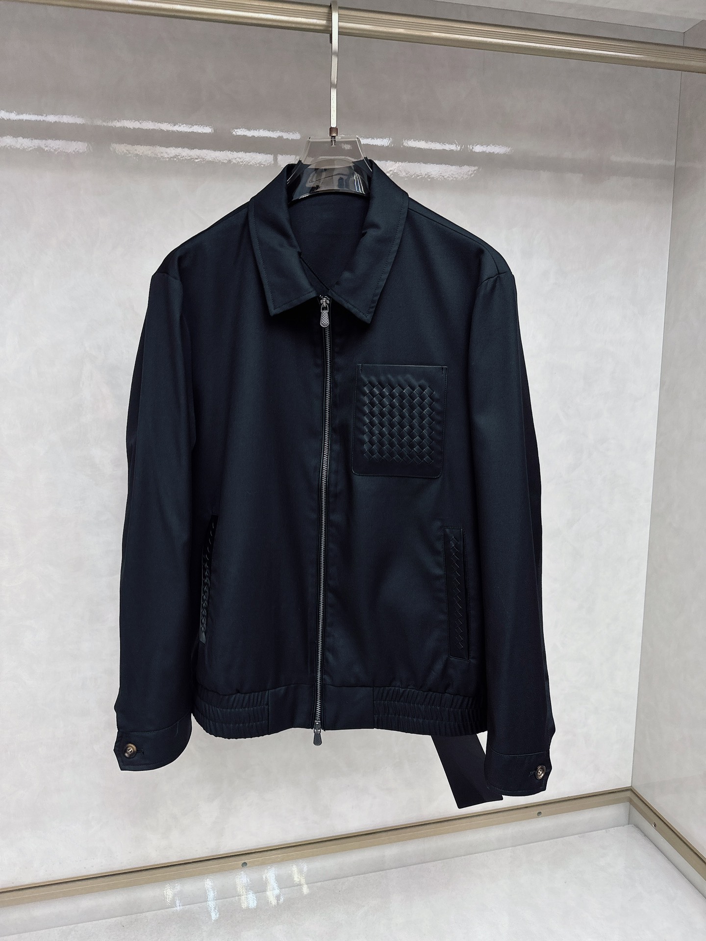 NO:123531,The same model on the official website of BV, complete with three specifications!  New spring and summer men's jacket, fashionable and casual high-end version!  Customized fabrics for counters are breathable and comfortable, with impeccable details, and the brand element design concept reflects high quality. The feel is delicate and soft!  It is casually cut, with a great upper body style!  Code number M-3Xl.,,bottega veneta,jackets & coats,jackets & coats,alexander wang19860909BV 官网同款,三标齐全！春夏新款男士夹克外套,时尚休闲高端版本！专柜定制面料 透气舒适度高,细节无可挑剔,品牌元素设计理念,体现高品质.手感细腻柔软！呈现休闲裁剪,上身版型超赞！码数M-3Xl .,,bottega veneta,jackets & coats,jackets & coats,alexander wang,Men's clothing