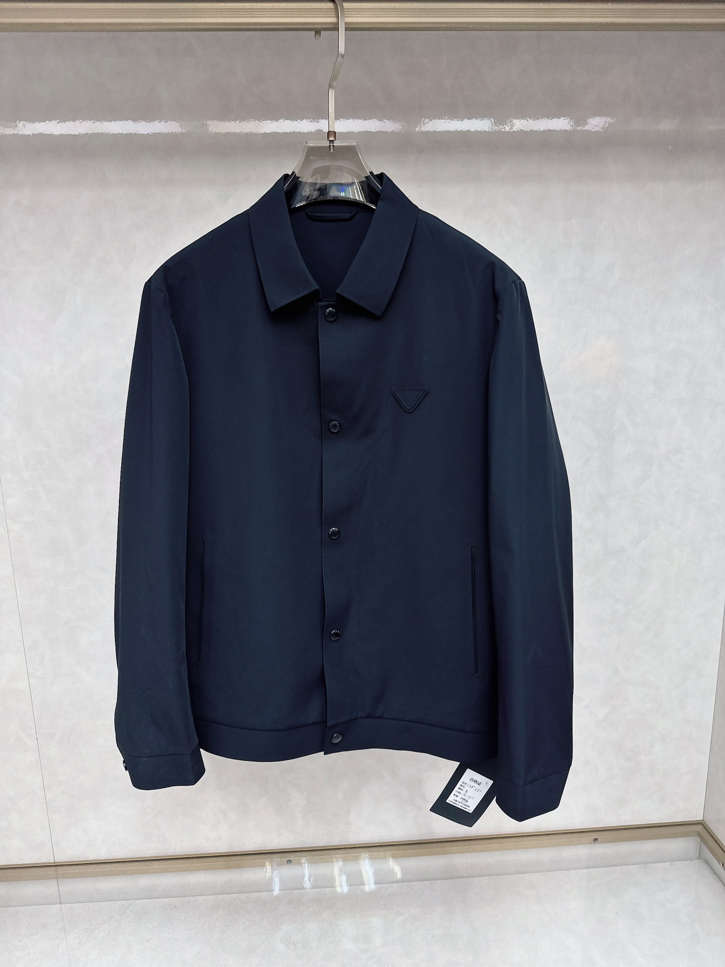 NO:123537,Prada has the same style on the official website, complete with three standards!  New spring and summer men's jacket, fashionable and casual high-end version!  Customized fabrics for counters are breathable and comfortable, with impeccable details, and the brand element design concept reflects high quality. The feel is delicate and soft!  It is casually cut, with a great upper body style!  Code number M-3Xl.,,prada,jackets & coats,jackets & coats,alexander wang19860909普拉达 官网同款,三标齐全！春夏新款男士夹克外套,时尚休闲高端版本！专柜定制面料 透气舒适度高,细节无可挑剔,品牌元素设计理念,体现高品质.手感细腻柔软！呈现休闲裁剪,上身版型超赞！码数M-3Xl .,,prada,jackets & coats,jackets & coats,alexander wang,Men's clothing