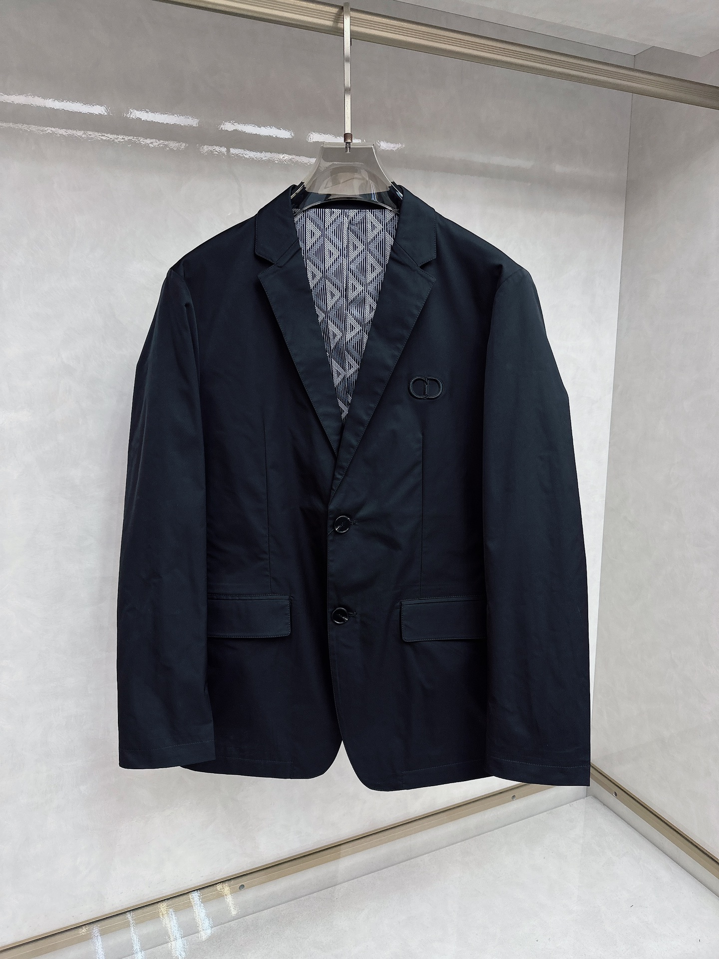 NO:123540,Dior ss Spring latest Dior suit jacket, spring single western jacket high-end quality and high-end production process, the fabrics and hardware are customized 1:1 in the counter, breathable and comfortable, suitable for fabrics, the logo adopts the current popular embroidery design, the upper body is handsome and stylish, not restrained at all, and the upper body is super comfortable!  The whole piece is super cool and upscale!  The upper body is not thick, showing the fashionable and personalized atmosphere!  Number of codes: M-XXXL,,dior,jackets & coats,business suit,alexander wang19860909迪奥 ss春季最新款迪奥西装外套,春款单西外套高端品质、高档制作工艺,版型面料五金都是专柜1:1定制,透气舒适合成面料,Logo采用时下流行刺绣设计,上身帅气有型,一点不拘束、上身超级舒适！整件超级酷炫上档次！上身不厚重,尽显时尚个性气息！ 码数:M-XXXL,,dior,jackets & coats,business suit,alexander wang,Men's clothing