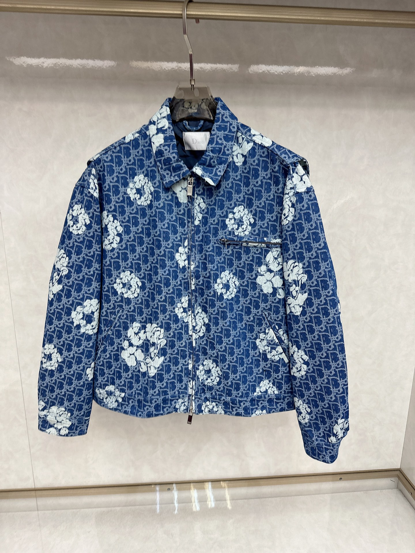 NO:123518,Dior exclusively offers the latest spring and autumn fashionable denim jackets, a jacket with a classic design and great appearance. The quality is even more unscrupulous. You can buy it directly. You can't get it wrong! Through the detailed pictures, you can feel its powerful aura, and the warm-concentration effect is significant, so you don’t have to worry about the chill at all! It is both fashionable and functional, and the whole style looks more luxurious and elegant! Size M-2XL, Dior, Dior, Jackets & coats, Alexander wang19860909Dior迪奥独家专供最新春秋时尚牛仔外套,经典设计感与颜值爆棚的外套,品质更是无法挑剔品控可以直接入手,不容过错的高端臻品！通过细节图片便可感受到它强悍的气场,聚温保暖效果显著,完全不用担心会有一点寒意！时尚与功能性兼备,整款显得更加的奢华大气！ 尺码M-2XL,,dior,dior,jackets & coats,alexander wang,Men's clothing