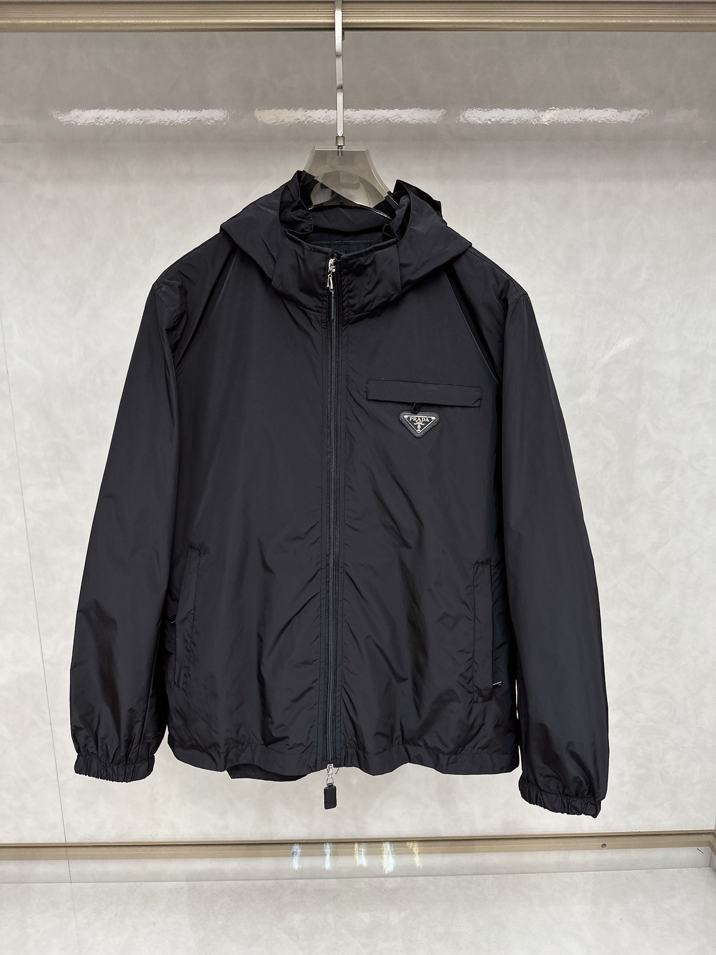 NO:123520,Prada exclusively offers the latest spring and autumn fashion hooded design, detachable design. The classic design feels and looks are extremely beautiful, and the quality is even more unscrupulous. You can buy it directly. You can't get it wrong! Through the detailed pictures, you can feel its powerful aura, and the warm-concentration effect is significant, so you don’t have to worry about the chill at all! It is both fashionable and functional, and the whole style looks more luxurious and elegant! Size M-3XL, prada, prada, hats, alexander wang19860909Prada普拉达独家专供最新春秋时尚连帽,可拆卸设计.经典设计感与颜值爆棚的,品质更是无法挑剔品控可以直接入手,不容过错的高端臻品！通过细节图片便可感受到它强悍的气场,聚温保暖效果显著,完全不用担心会有一点寒意！时尚与功能性兼备,整款显得更加的奢华大气！ 尺码M-3XL,,prada,prada,hats,alexander wang,Men's clothing