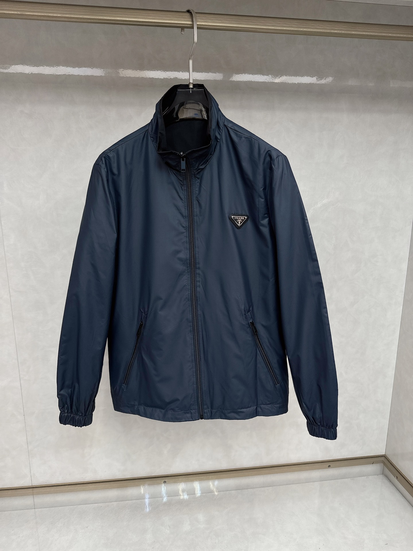 NO:123524,Prada is a new men's double-sided casual custom jacket for early spring. Wearing a simple and capable casual jacket, you will instantly return to fashionable and domineering, and it is full of vitality. The most popular prehistoric small stand-alone collar zipper design, all the fabrics need to be customized, full of luxury. The slim tailoring reflects our perfect body shape and can be easily controlled regardless of weight. Super versatile style, no matter how big it is, suitable for wearing different age groups. High street wear style, spring and summer matching tools Size M-3XL, prada, jackets & coats, jackets & coats, alexander wang19860909普拉达 年早春新款男士双面休闲定制夹克外套.穿上简约干练的休闲外套,瞬间重回时髦霸气,又是活力满满的状态.史前最流行的小立领拉链设计,面料全部需要定制,奢华感十足.修身的剪裁体现出我们完美的体型无论胖瘦都可以轻松驾驭.超百搭款式,不挑身材的款,适合不同年龄段穿着.高街实穿款,春夏搭配利器 尺码M-3XL,,prada,jackets & coats,jackets & coats,alexander wang,Men's clothing