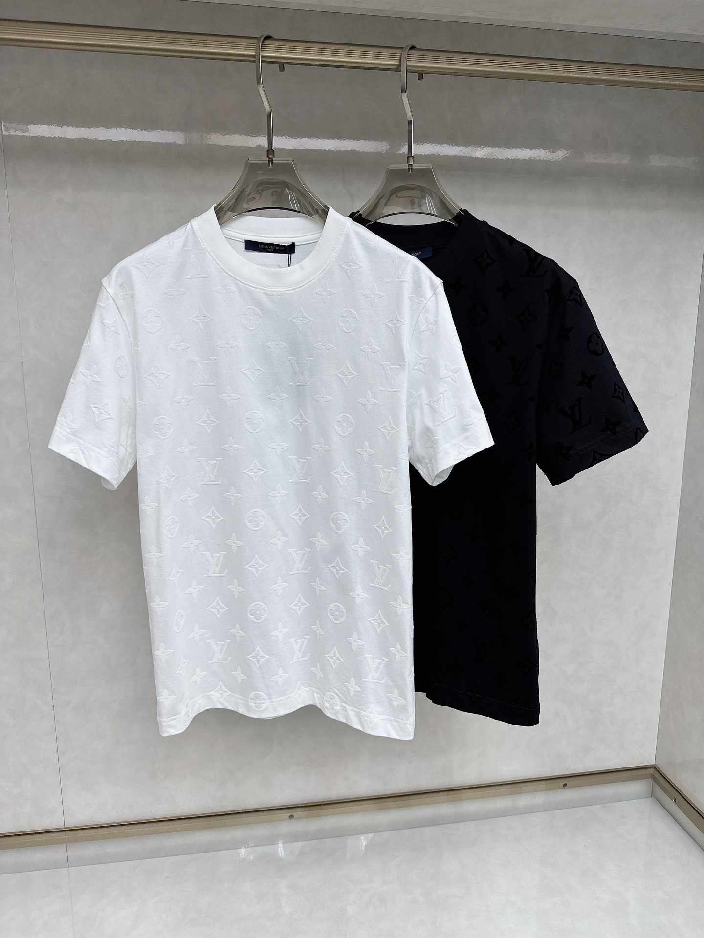 NO:130881,LV 2025 Early Spring Latest Short-sleeved T-shirt, original logo Customized fabric, soft feel, comfortable to wear, fine workmanship. The upper body effect is invincible and handsome, size S-2xl,,louis vuitton, T-shirt,tees, t-shirt,alexander wang19860909LV 2025早春 最新款短袖T恤,原标 定制面料,手感柔软,穿着舒适,做工精细.上身效果无敌帅气, 码数 S-2xl,,louis vuitton,T-shirt,tees，t-shirt,alexander wang,Men's clothing