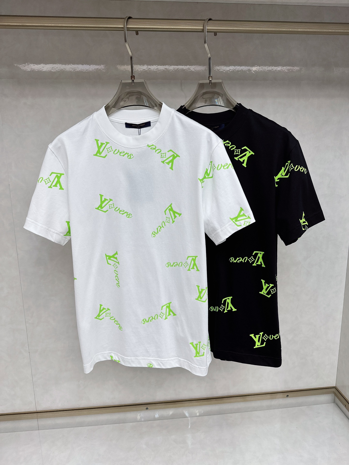 NO:130888,LV 2025 early spring new men and women's short-sleeved T-shirt,!  Customized exclusive pure cotton fabric, customized original craft threads, and chest heavy-work letter logo craft design!  Simple and generous, calm and versatile, extremely high-end, perfectly integrated with fashion and style, a top fashionable style that perfectly suits the outside wear!  The overall feeling is natural!  The ultimate classic versatile short-sleeved T-shirt is designed with the latest three-dimensional letter logo pattern elements!  The ultimate perfection of heavy industry!  Fans who pursue high quality are please buy them by themselves, and all fans who know the goods are invited to appreciate this model together!  !  Size S-2XL S S S Shoulder Width 46 Bust 102 Clothes 66 Sleeve length 22 M Sleeve width 47 Bust 106 Clothes 67 Sleeve length 23 L Sleeve width 48 Bust 110 Clothes 68 Sleeve length 24 XL Sleeve width 49 Bust 114 Clothes 69 Sleeve length 25 2XL Sleeve width 50 Bust 116 Clothes 70 Sleeve length 26,,louis vuitton,T-shirt,tees,t-shirt,alexander wang19860909LV 2025早春新款男女同款短袖T恤,！定制专属纯棉面料,定制原版工艺螺纹,胸前重工字母logo工艺设计！简约大方,从容百搭,档次极高,完美融入时尚还有风情感一款完美符合外穿的顶尖时髦气质款！整体给人浑然天成的感觉！极致经典的百搭型短袖T恤,采用最新的立体字母logo图案元素设计！极致的重工极致的完美！追求高品质的粉丝们请自行抢购,诚邀所有识货的粉丝一同鉴赏此款！！ 尺码S-2XL S码肩宽46 胸围102 衣长66 袖长22 M码肩宽47 胸围106 衣长67 袖长23 L码肩宽48 胸围110 衣长68 袖长24 XL码肩宽49 胸围114 衣长69 袖长25 2XL码肩宽50 胸围116 衣长70 袖长26,,louis vuitton,T-shirt,tees，t-shirt,alexander wang,Men's clothing