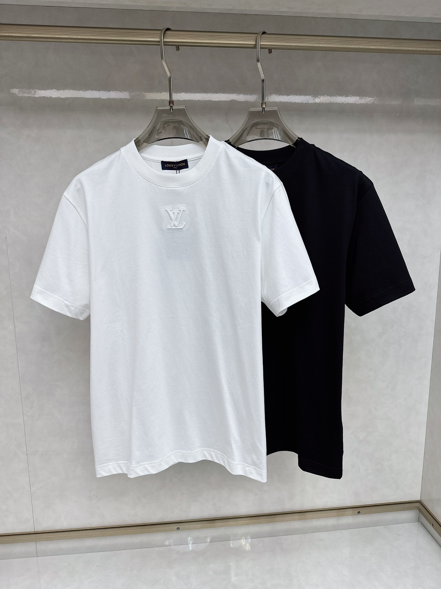 NO:130894,LV 2025 Early Spring Latest Short-sleeved T-shirt, original logo Customized fabric, soft feel, comfortable to wear, fine workmanship. The upper body effect is invincible and handsome, size S-2xl,,louis vuitton, T-shirt,tees, t-shirt,alexander wang19860909LV 2025早春 最新款短袖T恤,原标 定制面料,手感柔软,穿着舒适,做工精细.上身效果无敌帅气, 码数 S-2xl,,louis vuitton,T-shirt,tees，t-shirt,alexander wang,Men's clothing
