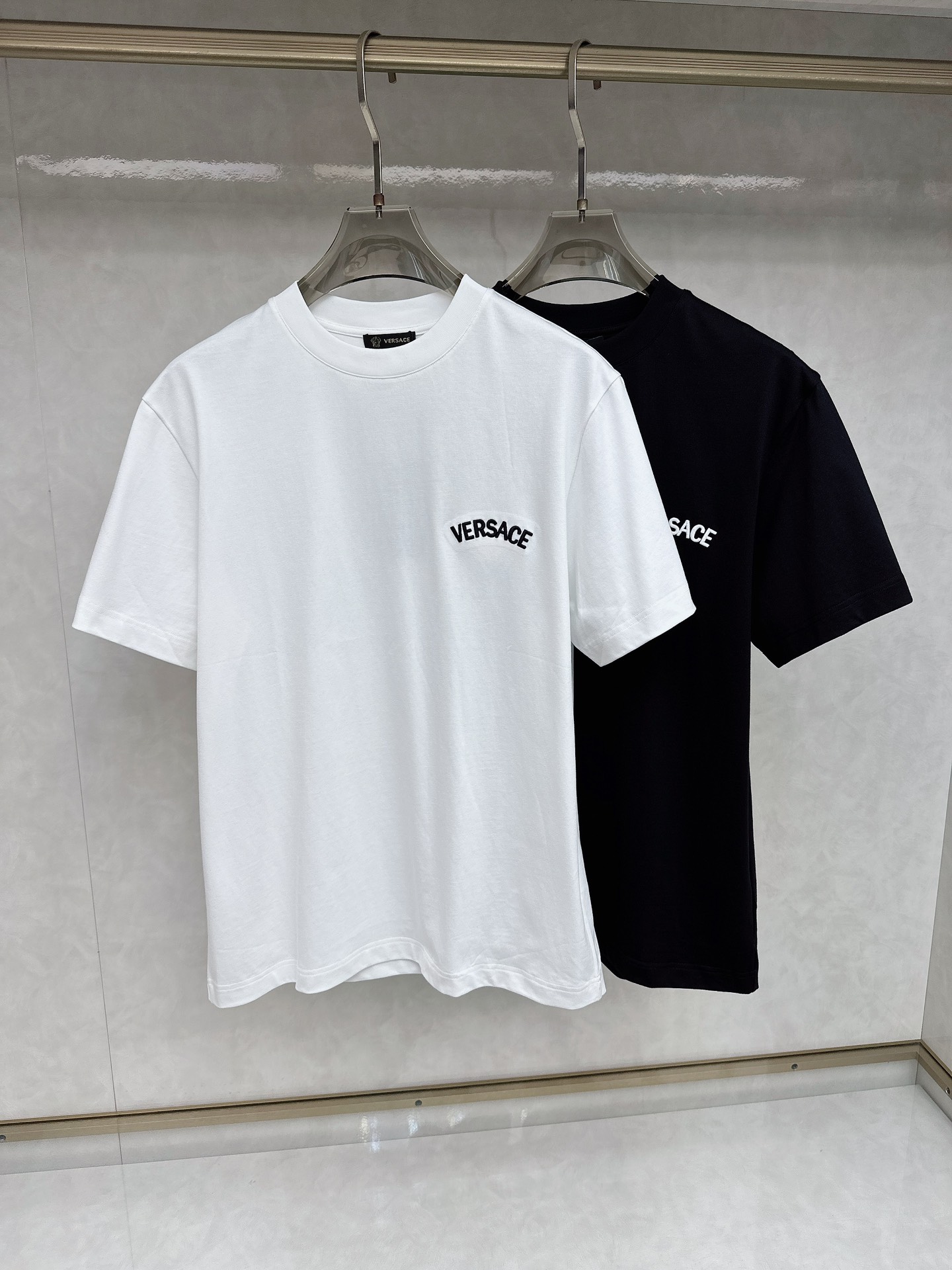 NO:130900,Versace 2025 Early Spring Latest Short-sleeved T-shirt, original logo Customized fabric, soft feel, comfortable to wear, fine workmanship. The upper body effect is invincible and handsome, size S-2xl, versace, T-shirt, tees, t-shirt, alexander wang19860909范思哲 2025早春 最新款短袖T恤,原标 定制面料,手感柔软,穿着舒适,做工精细.上身效果无敌帅气, 码数 S-2xl,,versace,T-shirt,tees，t-shirt,alexander wang,Men's clothing