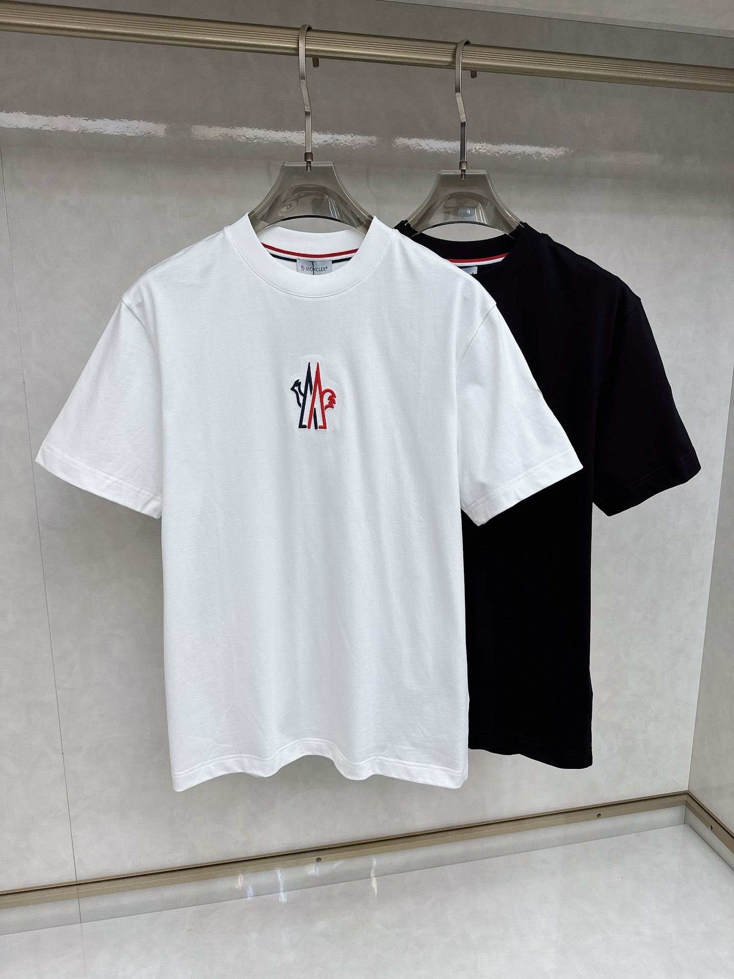 NO:130903,The 2025 early spring new short-sleeved T-shirt for men and women,!  Customized exclusive pure cotton fabric, customized original craft threads, and chest heavy-work letter logo craft design!  Simple and generous, calm and versatile, extremely high-end, perfectly integrated with fashion and style, a top fashionable style that perfectly suits the outside wear!  The overall feeling is natural!  The ultimate classic versatile short-sleeved T-shirt is designed with the latest three-dimensional letter logo pattern elements!  The ultimate perfection of heavy industry!  Fans who pursue high quality are please buy them by themselves, and all fans who know the goods are invited to appreciate this model together!  !  Size S-2XL S S S Shoulder Width 46 Bust 102 Clothes 66 Sleeve length 22 M Sleeve width 47 Bust 106 Clothes 67 Sleeve length 23 L Sleeve width 48 Bust 110 Clothes 68 Sleeve length 24 XL Sleeve width 49 Bust 114 Clothes 69 Sleeve length 25 2XL Sleeve width 50 Bust 116 Clothes 70 Sleeve length 26, Moncler, T-shirt,tees, t-shirt,alexander wang19860909蒙口 2025早春新款男女同款短袖T恤,！定制专属纯棉面料,定制原版工艺螺纹,胸前重工字母logo工艺设计！简约大方,从容百搭,档次极高,完美融入时尚还有风情感一款完美符合外穿的顶尖时髦气质款！整体给人浑然天成的感觉！极致经典的百搭型短袖T恤,采用最新的立体字母logo图案元素设计！极致的重工极致的完美！追求高品质的粉丝们请自行抢购,诚邀所有识货的粉丝一同鉴赏此款！！ 尺码S-2XL S码肩宽46 胸围102 衣长66 袖长22 M码肩宽47 胸围106 衣长67 袖长23 L码肩宽48 胸围110 衣长68 袖长24 XL码肩宽49 胸围114 衣长69 袖长25 2XL码肩宽50 胸围116 衣长70 袖长26,,Moncler,T-shirt,tees，t-shirt,alexander wang,Men's clothing