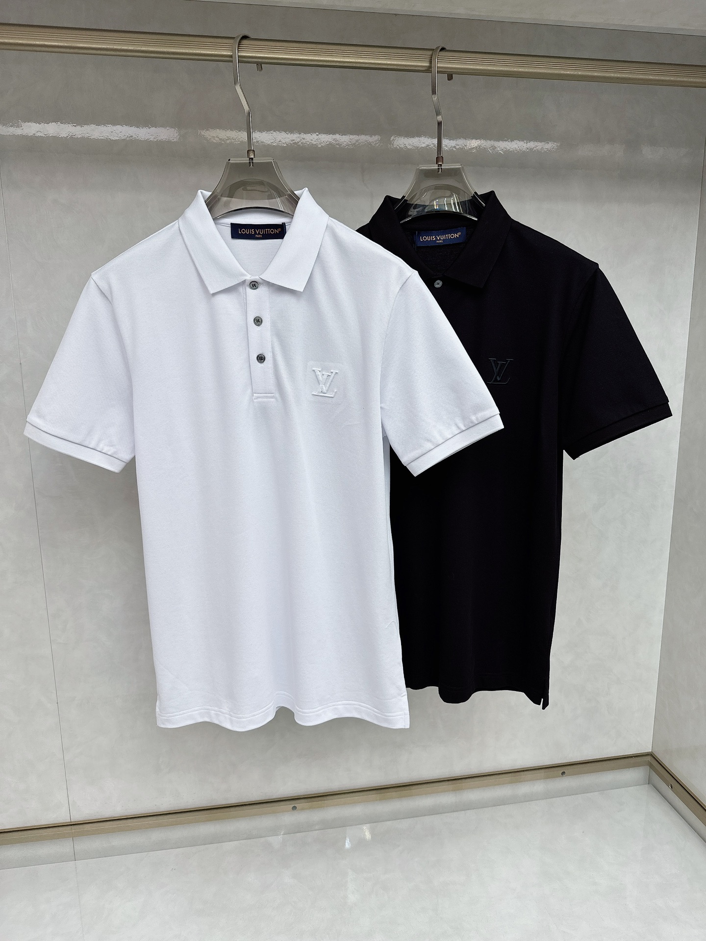 NO:470806,LV 2025 spring and summer new polo collar short-sleeved series. Selected top-grade mercerized bead floor cotton fabrics, complete with three specifications!  Fashionable brand elements logo design, the upper body style is excellent, the fabric is delicate, comfortable and breathable, and it is super good-looking and must-have for fashionable men!  Size M-3XL, louis vuitton, T-shirt, alexander wang19860909LV 2025春夏新款polo领短袖系列.精选顶级丝光珠地棉面料,三标齐全！时尚大牌元素logo工艺设计,上身版型超赞,面料细腻舒适透气,随意搭配都超级好看时尚型男必备款哦！尺码M-3XL,,louis vuitton,T-shirt,alexander wang,Men's clothing