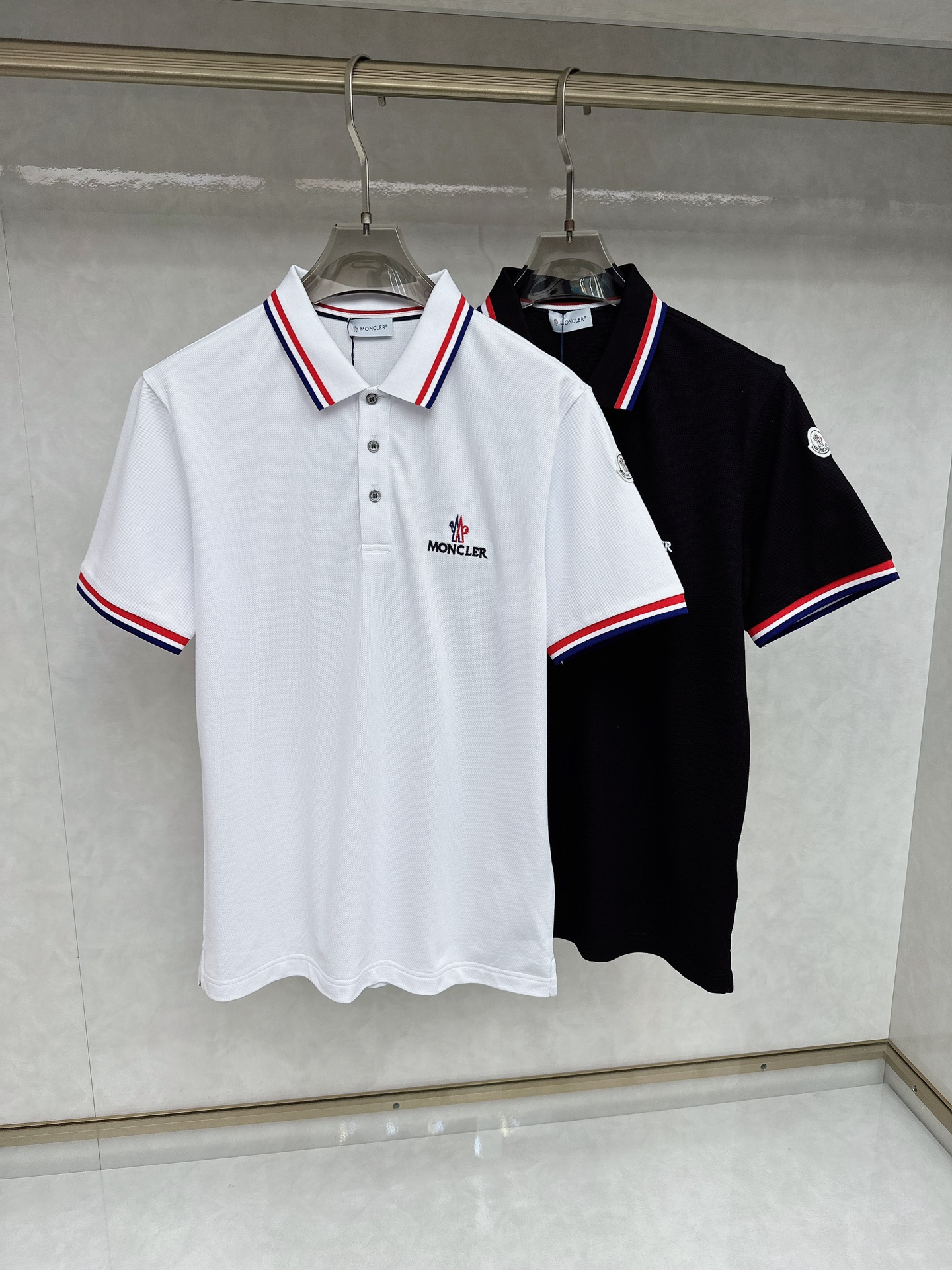 NO:470824,The new polo collar short-sleeved series of 2025 spring and summer. Selected top-grade mercerized bead floor cotton fabrics, complete with three specifications!  Fashionable brand elements logo design, the upper body style is excellent, the fabric is delicate, comfortable and breathable, and it is super good-looking and must-have for fashionable men!  Size M-3XL, Moncler, T-shirt, alexander wang19860909蒙口 2025春夏新款polo领短袖系列.精选顶级丝光珠地棉面料,三标齐全！时尚大牌元素logo工艺设计,上身版型超赞,面料细腻舒适透气,随意搭配都超级好看时尚型男必备款哦！尺码M-3XL,,Moncler,T-shirt,alexander wang,Men's clothing