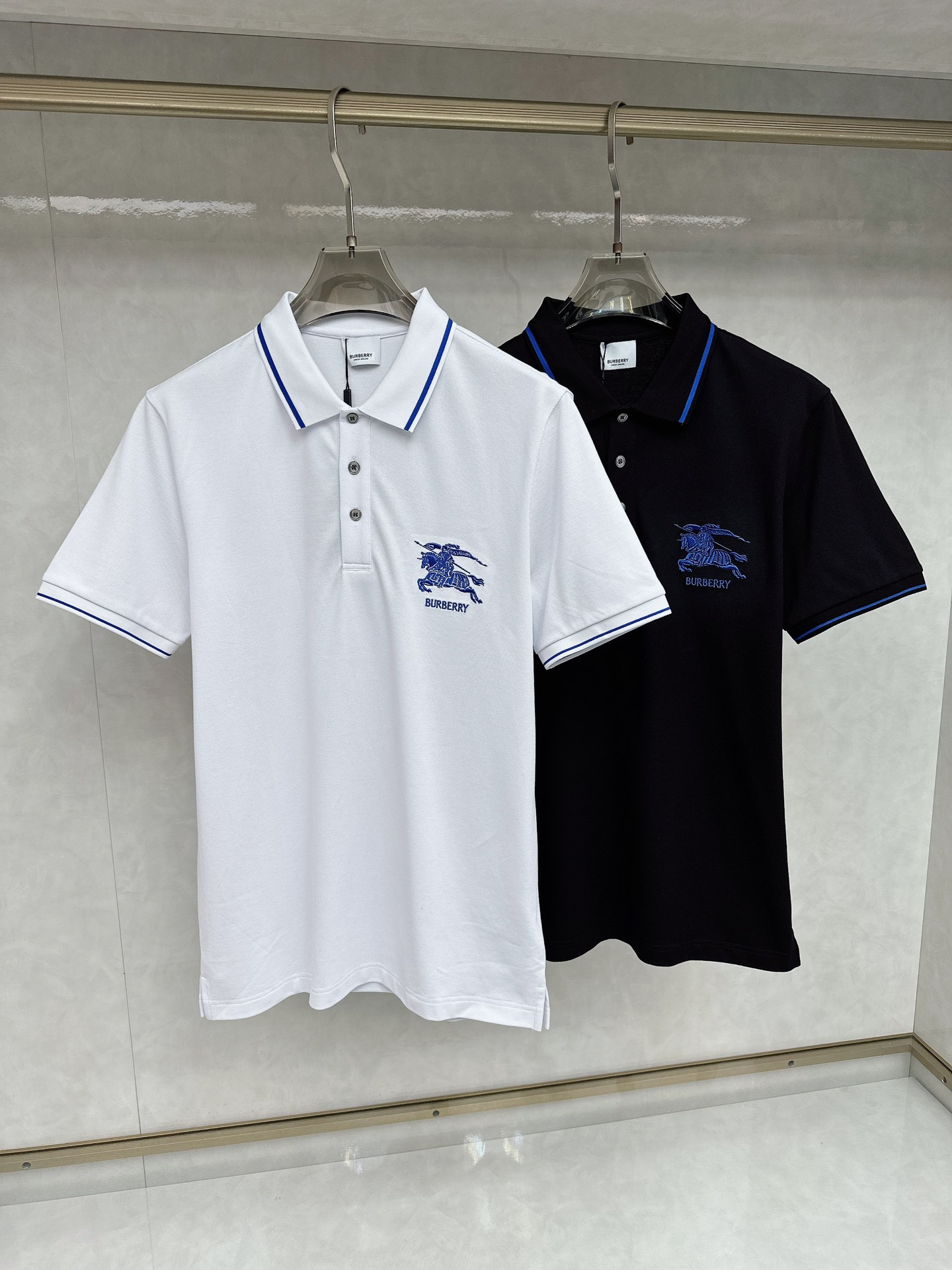 NO:470830,Burberry's new spring and summer 2025 polo collar short-sleeved series. Selected top-grade mercerized bead floor cotton fabrics, complete with three standards!  Fashionable brand elements logo design, the upper body style is excellent, the fabric is delicate, comfortable and breathable, and it is super good-looking and must-have for fashionable men!  Size M-3XL, Burberry, T-shirt, alexander wang19860909巴宝莉 2025春夏新款polo领短袖系列.精选顶级丝光珠地棉面料,三标齐全！时尚大牌元素logo工艺设计,上身版型超赞,面料细腻舒适透气,随意搭配都超级好看时尚型男必备款哦！尺码M-3XL,,burberry,T-shirt,alexander wang,Men's clothing