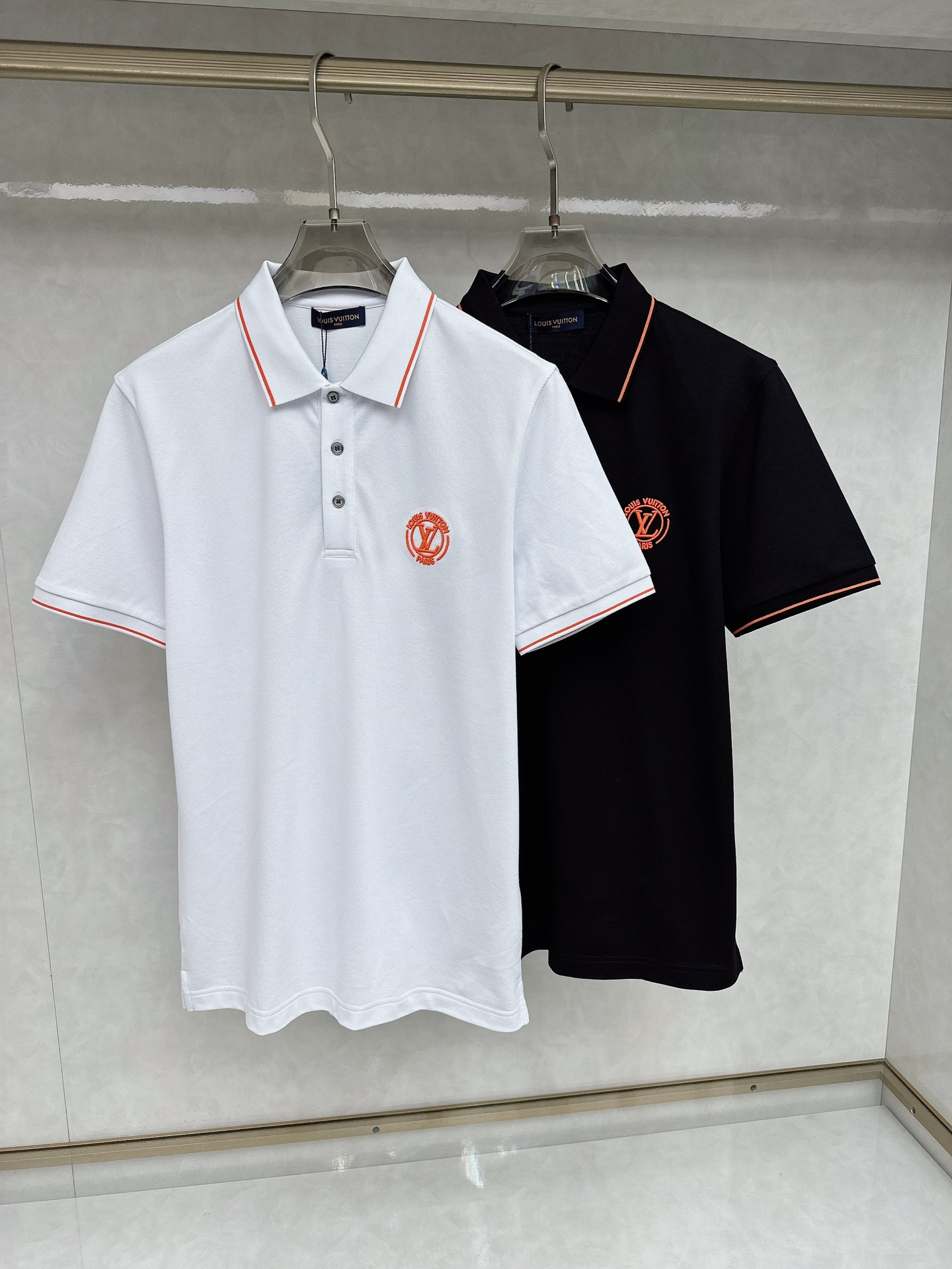 NO:470836,LV 2025 spring and summer new polo collar short-sleeved series. Selected top-grade mercerized bead floor cotton fabrics, complete with three specifications!  Fashionable brand elements logo design, the upper body style is excellent, the fabric is delicate, comfortable and breathable, and it is super good-looking and must-have for fashionable men!  Size M-3XL, louis vuitton, T-shirt, alexander wang19860909LV 2025春夏新款polo领短袖系列.精选顶级丝光珠地棉面料,三标齐全！时尚大牌元素logo工艺设计,上身版型超赞,面料细腻舒适透气,随意搭配都超级好看时尚型男必备款哦！尺码M-3XL,,louis vuitton,T-shirt,alexander wang,Men's clothing