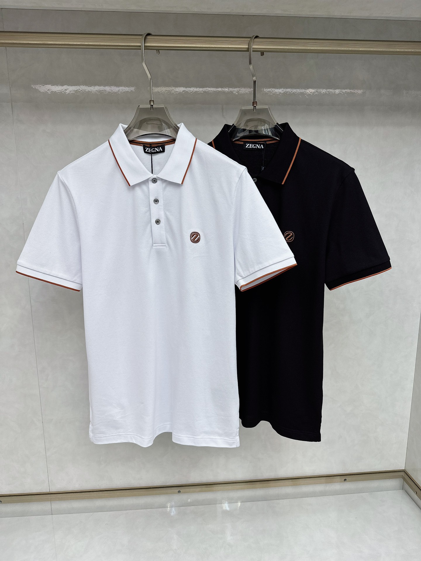 NO:470845,Zenia's new spring and summer 2025 polo collar short-sleeved series. Selected top-grade mercerized bead floor cotton fabrics, complete with three standards!  Fashionable brand elements logo design, the upper body style is excellent, the fabric is delicate, comfortable and breathable, and it is super good-looking and must-have for fashionable men!  Size M-3XL, zegna, T-shirt, alexander wang19860909杰尼亚 2025春夏新款polo领短袖系列.精选顶级丝光珠地棉面料,三标齐全！时尚大牌元素logo工艺设计,上身版型超赞,面料细腻舒适透气,随意搭配都超级好看时尚型男必备款哦！尺码M-3XL,,zegna,T-shirt,alexander wang,Men's clothing