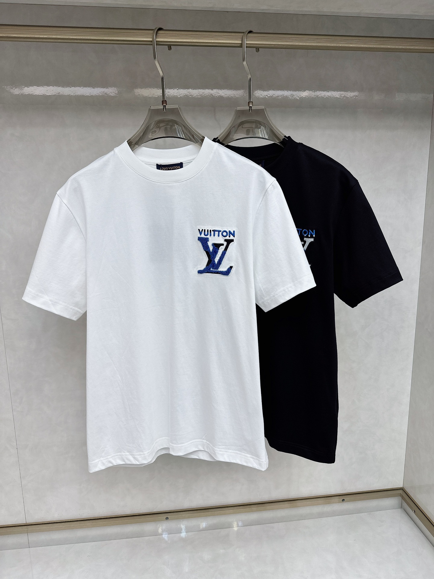 NO:130878,LV 2025 early spring new men and women's short-sleeved T-shirt,!  Customized exclusive pure cotton fabric, customized original craft threads, and chest heavy-work letter logo craft design!  Simple and generous, calm and versatile, extremely high-end, perfectly integrated with fashion and style, a top fashionable style that perfectly suits the outside wear!  The overall feeling is natural!  The ultimate classic versatile short-sleeved T-shirt is designed with the latest three-dimensional letter logo pattern elements!  The ultimate perfection of heavy industry!  Fans who pursue high quality are please buy them by themselves, and all fans who know the goods are invited to appreciate this model together!  !  Size S-2XL S S S Shoulder Width 46 Bust 102 Clothes 66 Sleeve length 22 M Sleeve width 47 Bust 106 Clothes 67 Sleeve length 23 L Sleeve width 48 Bust 110 Clothes 68 Sleeve length 24 XL Sleeve width 49 Bust 114 Clothes 69 Sleeve length 25 2XL Sleeve width 50 Bust 116 Clothes 70 Sleeve length 26,,louis vuitton,T-shirt,tees,t-shirt,alexander wang19860909LV 2025早春新款男女同款短袖T恤,！定制专属纯棉面料,定制原版工艺螺纹,胸前重工字母logo工艺设计！简约大方,从容百搭,档次极高,完美融入时尚还有风情感一款完美符合外穿的顶尖时髦气质款！整体给人浑然天成的感觉！极致经典的百搭型短袖T恤,采用最新的立体字母logo图案元素设计！极致的重工极致的完美！追求高品质的粉丝们请自行抢购,诚邀所有识货的粉丝一同鉴赏此款！！ 尺码S-2XL S码肩宽46 胸围102 衣长66 袖长22 M码肩宽47 胸围106 衣长67 袖长23 L码肩宽48 胸围110 衣长68 袖长24 XL码肩宽49 胸围114 衣长69 袖长25 2XL码肩宽50 胸围116 衣长70 袖长26,,louis vuitton,T-shirt,tees，t-shirt,alexander wang,Men's clothing