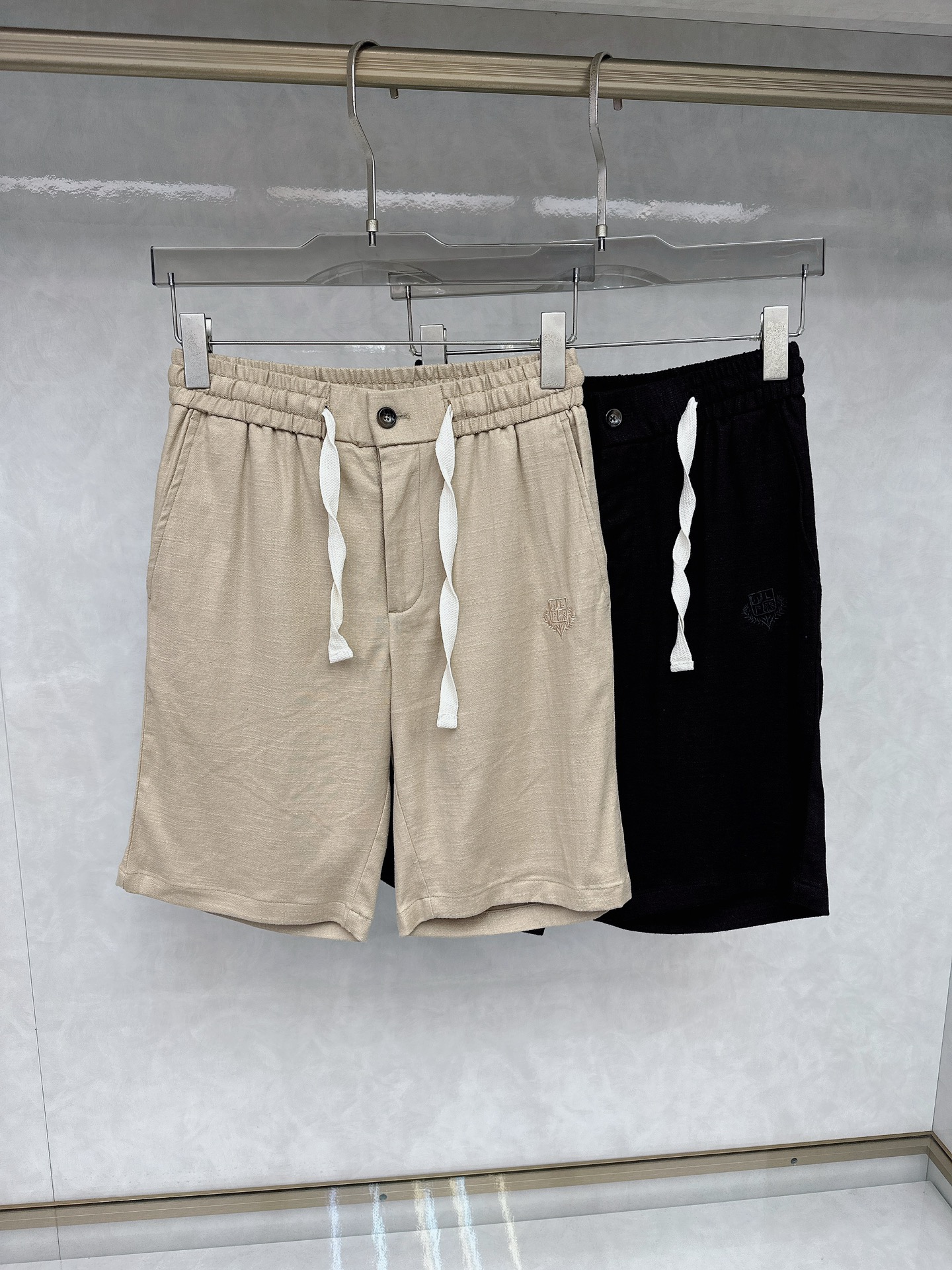 NO:460485,New early spring casual shorts are available at the same time on the official website, trouser body craft design, imported customer-supplied auxiliary materials, fabric customization, and OEM products are free of inspection!  Every detail is the ultimate, the original hardware accessories are trendy and stylish, and they are a must-have item for trendy people!  M-3XL, shorts, alexander wang19860909早春新品休闲短裤,官网同步发售,裤身工艺设计,进口客供辅料、面料定制,代工厂出品免检！每个细节做到极致,原版五金配件,潮范十足、上身有型帅气,潮人必备单品！M-3XL,,shorts,alexander wang,Men's clothing