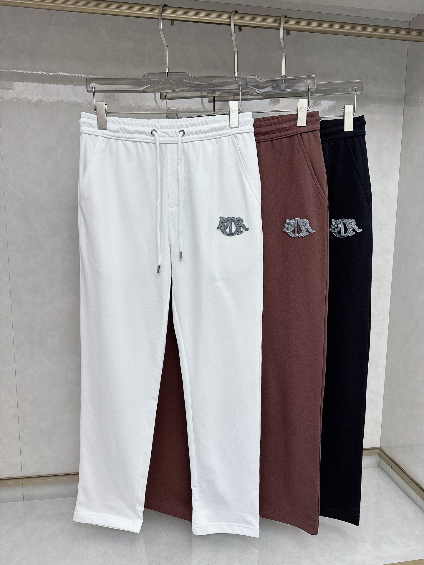 NO:141312,Dior 2025 early spring new casual pants are released simultaneously on the official website, trouser body craft design, imported customer-supplied auxiliary materials, fabric customization, and OEM products are free of inspection!  Every detail is the ultimate, the original hardware accessories are trendy and stylish, and they are a must-have item for trendy people!  M-3XL05,dior,alexander wang19860909迪奥 2025早春新品休闲裤,官网同步发售,裤身工艺设计,进口客供辅料、面料定制,代工厂出品免检！每个细节做到极致,原版五金配件,潮范十足、上身有型帅气,潮人必备单品！M-3XL05,,dior,alexander wang,Men's clothing