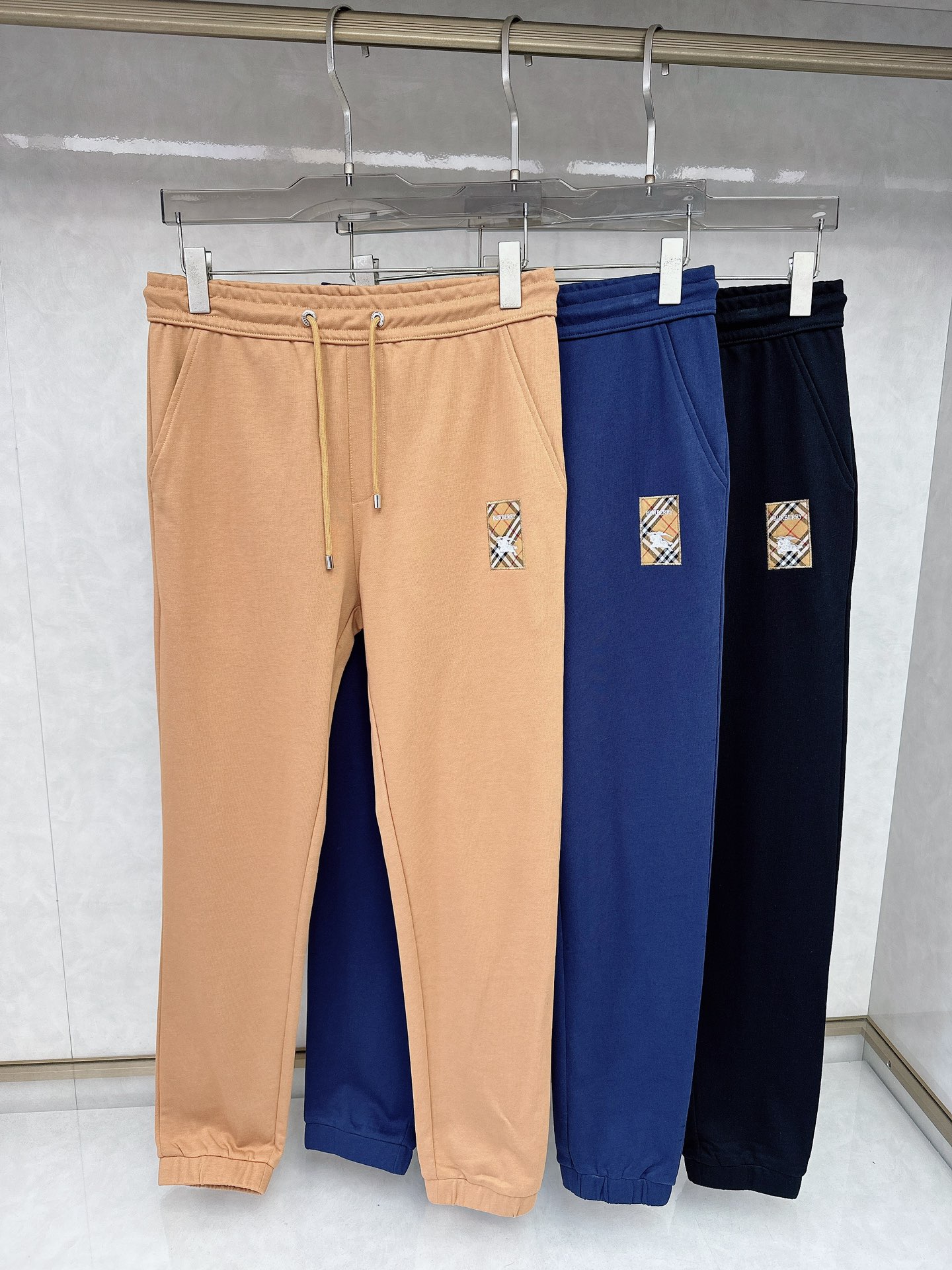 NO:141315,Burberry's 2025 early spring new casual pants are released simultaneously on the official website, trouser body craft design, imported customer-supplied auxiliary materials, fabric customization, and OEM products are free of inspection!  Every detail is the ultimate, the original hardware accessories are trendy and stylish, and they are a must-have item for trendy people!  M-3XL05, burberry, alexander wang19860909巴宝莉 2025早春新品休闲裤,官网同步发售,裤身工艺设计,进口客供辅料、面料定制,代工厂出品免检！每个细节做到极致,原版五金配件,潮范十足、上身有型帅气,潮人必备单品！M-3XL05,,burberry,alexander wang,Men's clothing