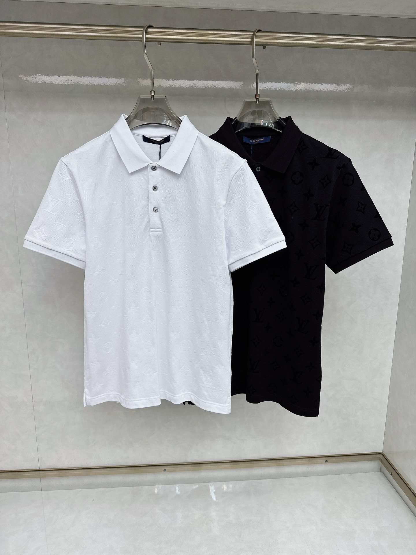 NO:537152,LV 2025ss summer new logo men's lapel Polo shirt!  Classic business men's style, high-end men's style at the ceiling level of business men's style!  Simple, fashionable and elegant, single-wearing inner wear is decent, quality control/detail control takes away, low-key, luxurious and connotative!  Customer-supplied fixed mesh flooring cotton cloth is carefully made, the surface of the fabric is evenly arranged and neatly arranged, with excellent breathability and heat dissipation and sweat resistance, and the comfort level of the upper body is completely better than that of ordinary single-sided sweat cloth tissue!  The classic brand LOGO logo on the chest is created with top-level craftsmanship. The LOGO has three-dimensional, clear and full texture, and is an extraordinary product in the classic field whether it is inner wear or single wear!  The exquisite cutting process, the processing of every detail is very standard and delicate, and it is comparable to that of ordinary LOW products on the market. Men must enter the basic versatile Polo shirts!  Size M-3XL Data reference M: bust 104cm-shoulder width 45cm-coat length 69cm-sleeve length 21cm L: bust 108cm-shoulder width 46cm-coat length 70cm-sleeve length 22cm XL: bust 112cm-shoulder width 47cm-coat length 71cm-sleeve length 23cm XXL: bust 116cm-shoulder width 48cm-coat length 72cm-sleeve length 24cm 3XL: bust 120cm-shoulder width 49cm-sleeve length 73cm-sleeve length 24cm, louis vuitton,alexander wang19860909LV 2025ss夏季新款 logo男士翻领Polo衫！经典商务男款,高端男装的天花板级别的商务男款！简约时尚大气不失优雅,单穿内搭体面过人,品质控/细节控的闭眼带走,低调又奢华有内涵！ 客供定织网眼珠地棉布精心制成,面料表面排列均匀整齐的网眼纹理,透气性和散热排汗性极佳,上身舒适程度完全优于普通单面汗布组织！胸前经典的品牌LOGO标识,采用顶级工艺打造,LOGO立体清晰饱满,质感非凡的特质,无论是内搭还是单穿都是一款经典领域的产品！精妙绝伦的裁剪工艺,每一个细节处理的非常标准细腻,非市面一般LOW货可以媲美的,男士必入基础百搭款Polo衫推荐！ 尺码M-3XL 数据参考 M码:胸围104cm-肩宽45cm-衣长69cm-袖长21cm L码:胸围108cm-肩宽46cm-衣长70cm-袖长22cm XL码:胸围112cm-肩宽47cm-衣长71cm-袖长23cm XXL码:胸围116cm-肩宽48cm-衣长72cm-袖长24cm 3XL码:胸围120cm-肩宽49cm-衣长73cm-袖长24cm,,louis vuitton,alexander wang,Men's clothing