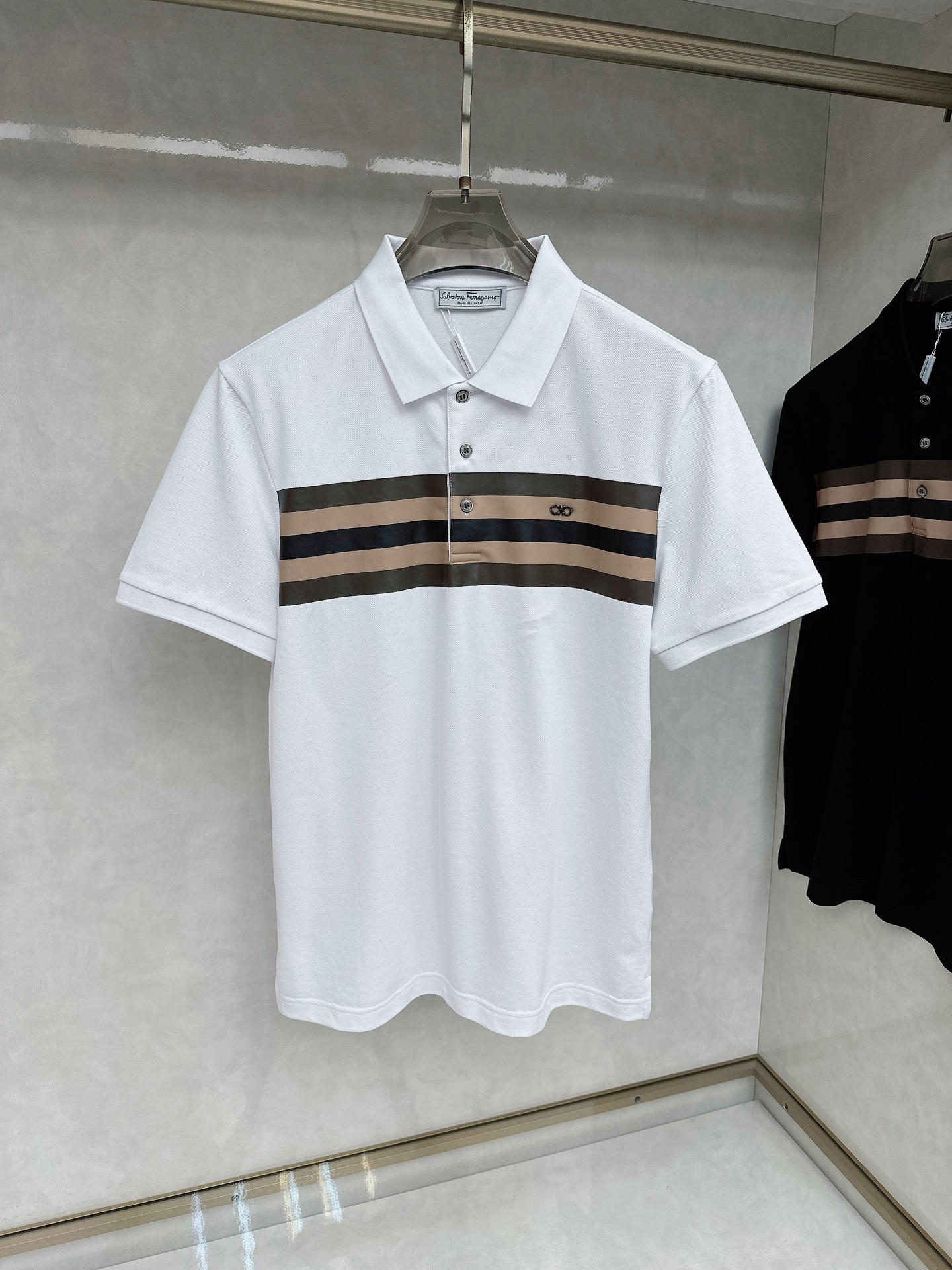 “High-End Men’s Classic Logo Polo Suit: Luxury Quality, Elegant Design, Top-Level Craftsmanship | 2025 Summer Collection” - 图片 2