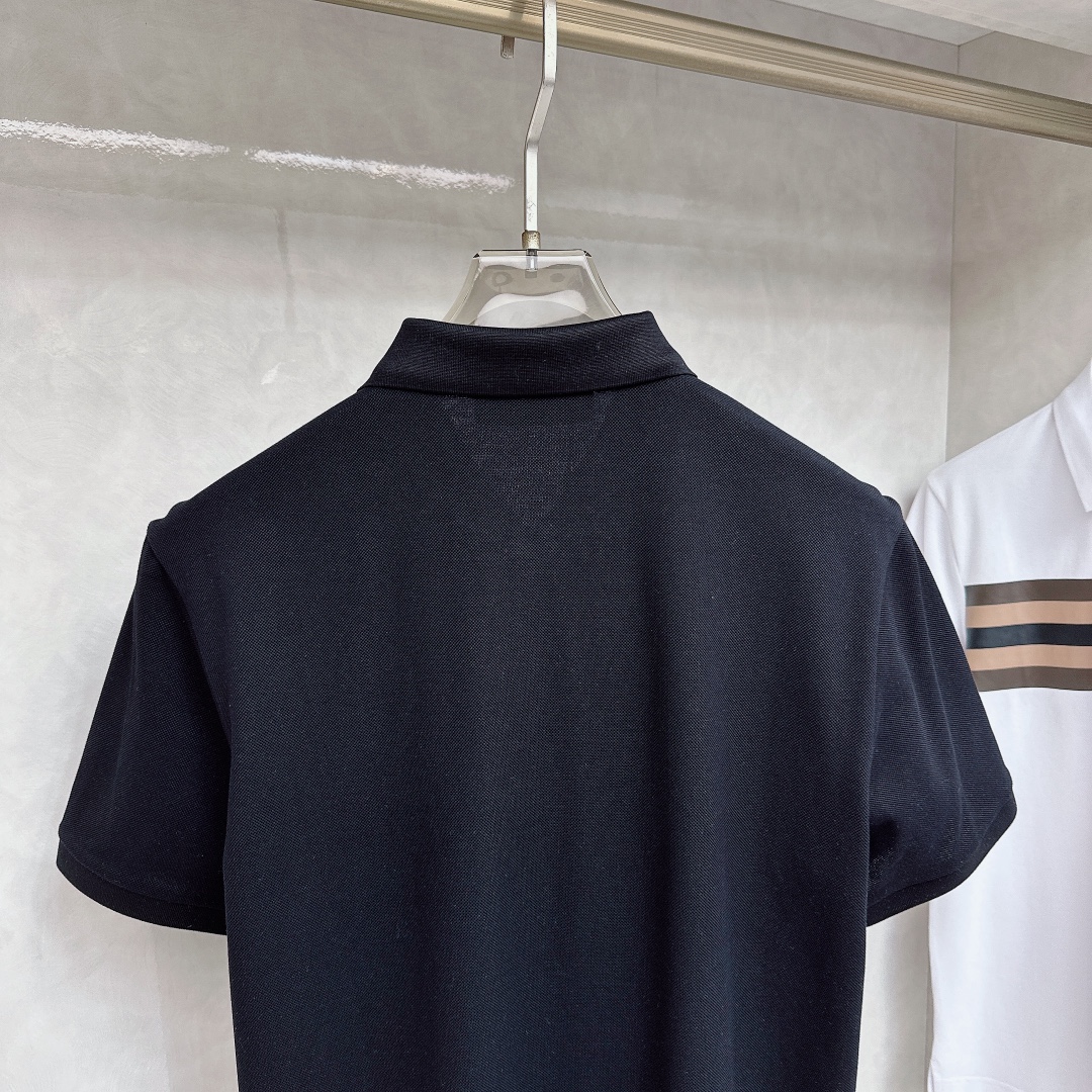 “High-End Men’s Summer Fashion: Classic Logo Polo Suit with Luxurious Details and Top-Quality Craftsmanship” - 图片 9