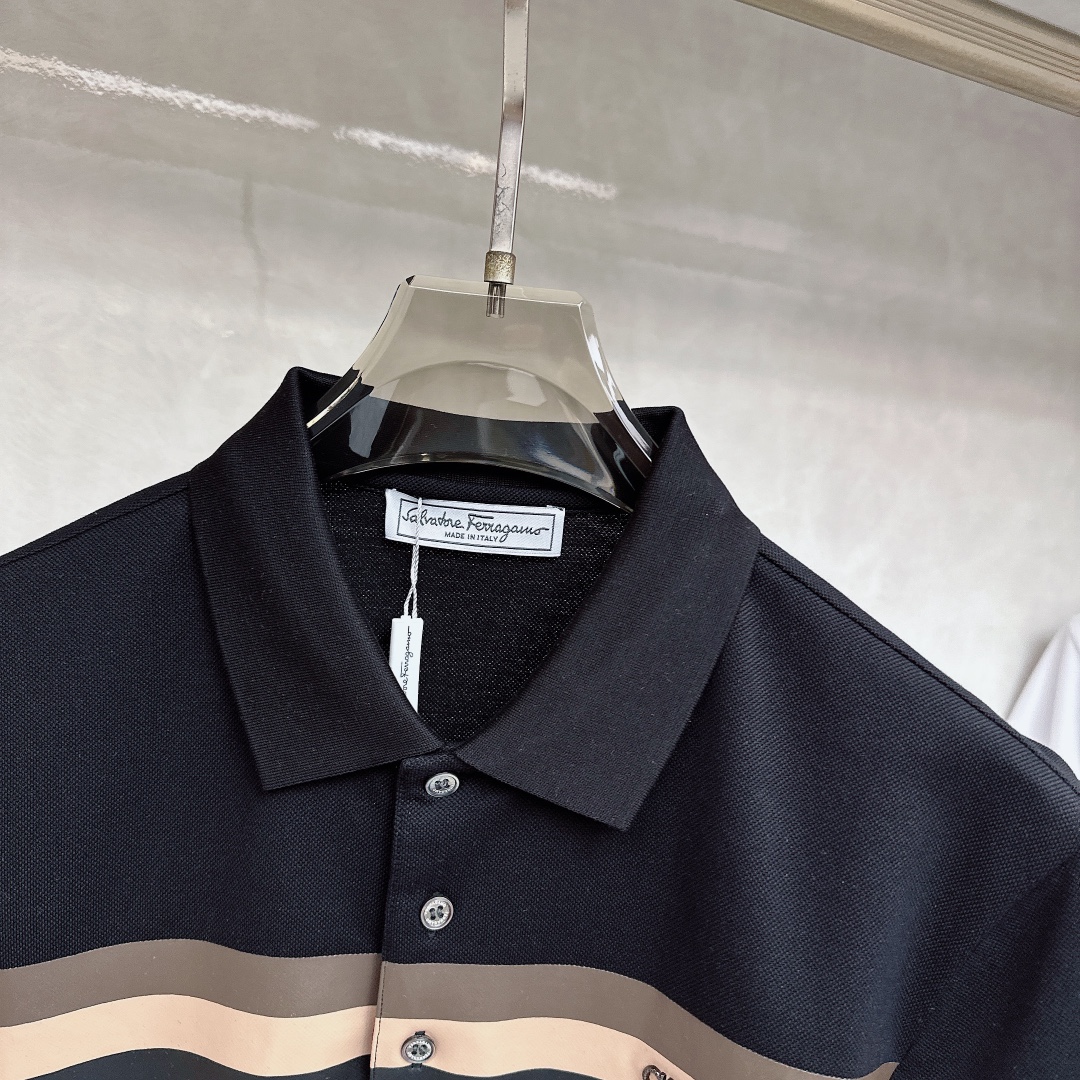 “High-End Men’s Summer Fashion: Classic Logo Polo Suit with Luxurious Details and Top-Quality Craftsmanship” - 图片 5