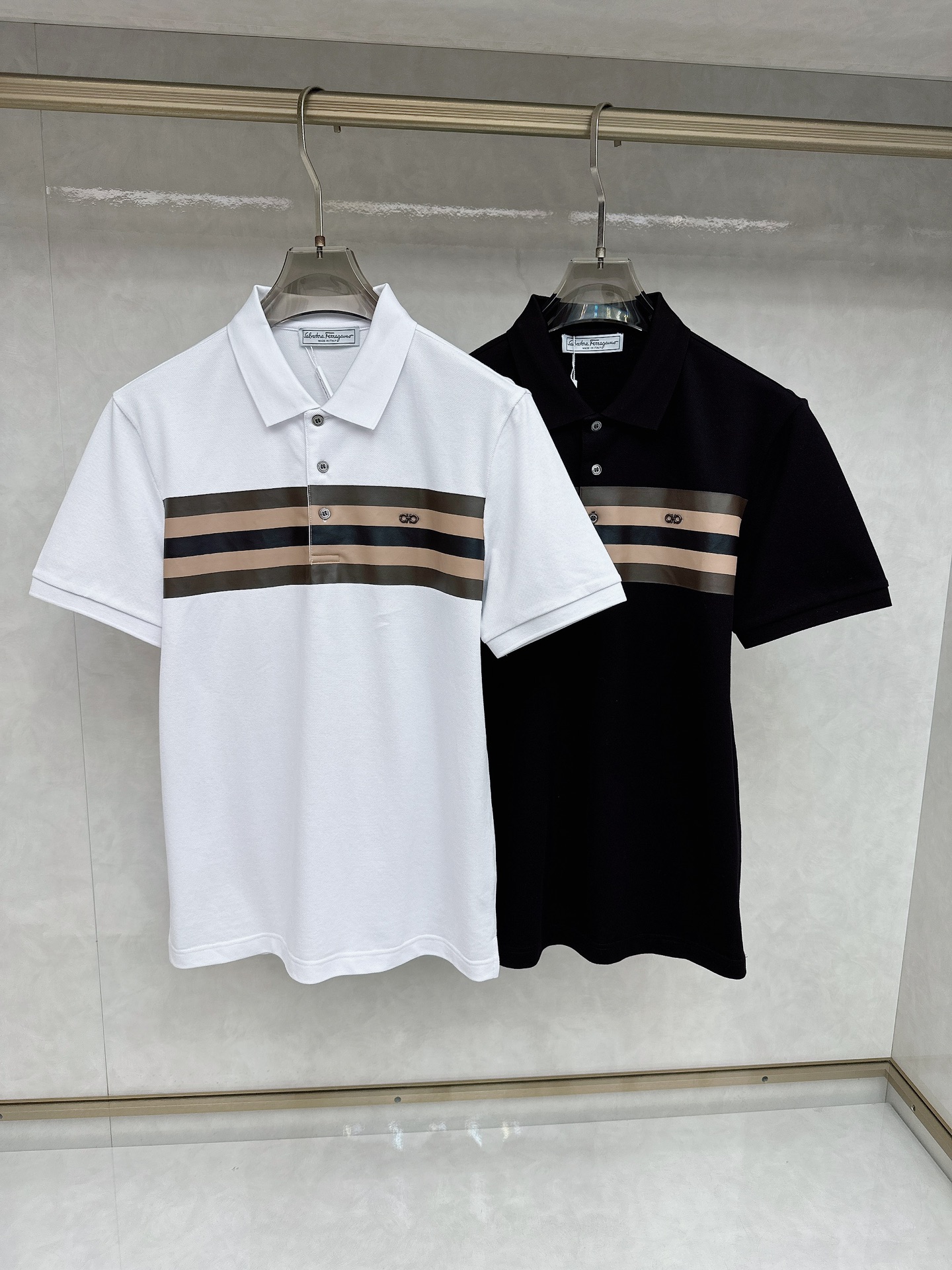“High-End Men’s Summer Fashion: Classic Logo Polo Suit with Luxurious Details and Top-Quality Craftsmanship” - 图片 1