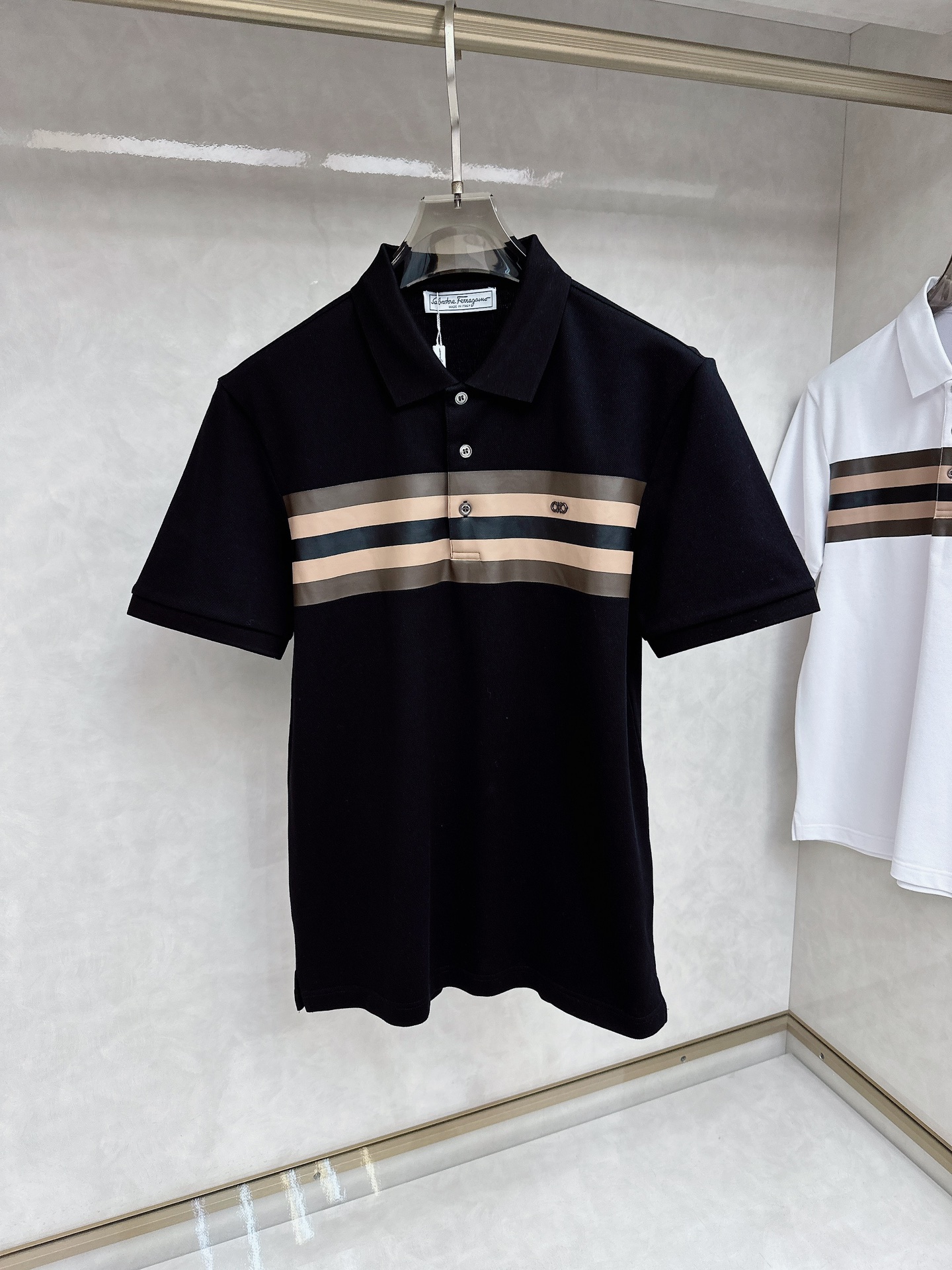 “High-End Men’s Summer Fashion: Classic Logo Polo Suit with Luxurious Details and Top-Quality Craftsmanship” - 图片 2