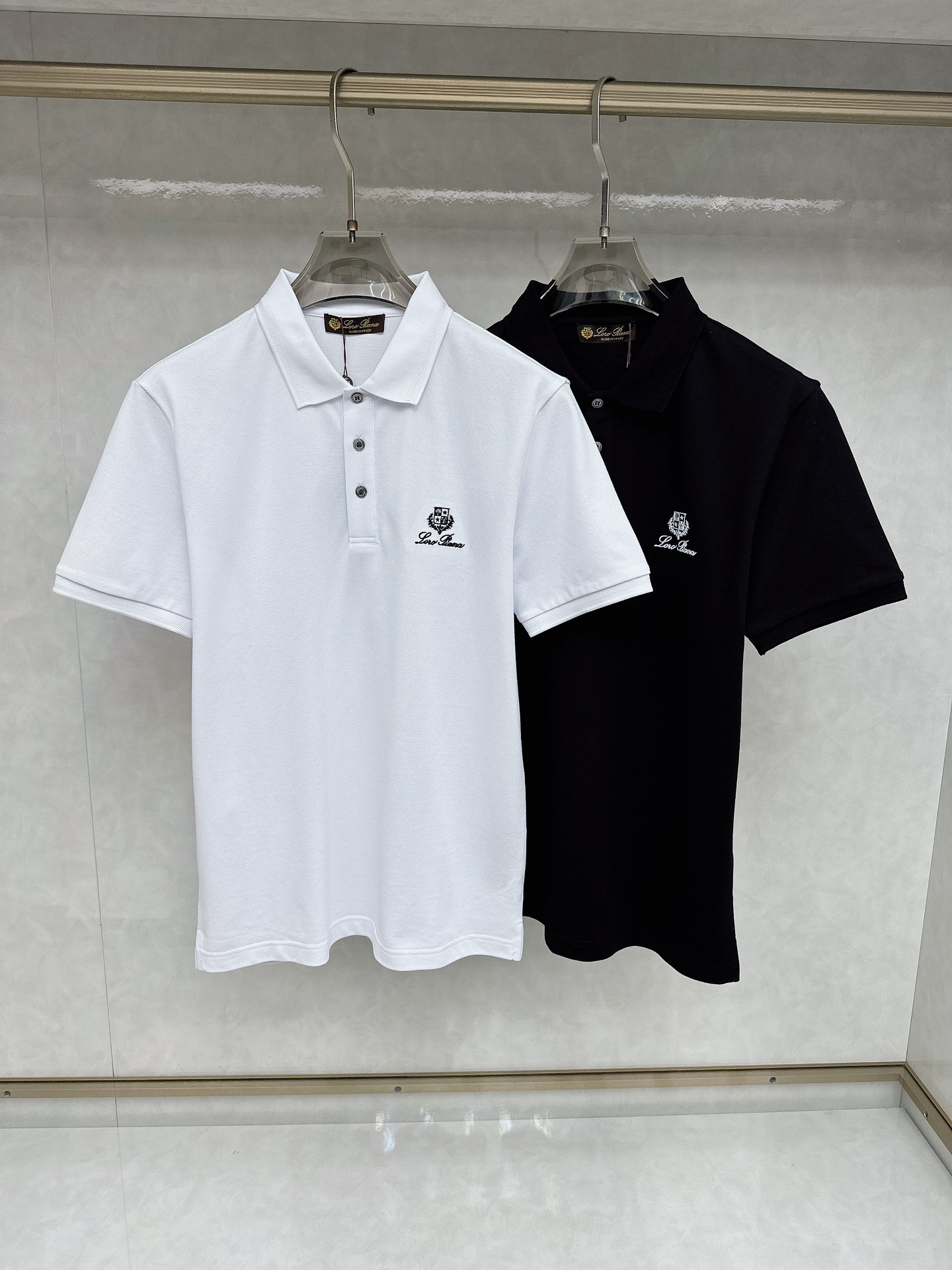 NO:537154,LP 1955ss summer new logo men's lapel Polo shirt!  Classic business men's style, high-end men's style at the ceiling level of business men's style!  Simple, fashionable and elegant, single-wearing inner wear is decent, quality control/detail control takes away, low-key, luxurious and connotative!  Customer-supplied fixed mesh flooring cotton cloth is carefully made, the surface of the fabric is evenly arranged and neatly arranged, with excellent breathability and heat dissipation and sweat resistance, and the comfort level of the upper body is completely better than that of ordinary single-sided sweat cloth tissue!  The classic brand LOGO logo on the chest is created with top-level craftsmanship. The LOGO has three-dimensional, clear and full texture, and is an extraordinary product in the classic field whether it is inner wear or single wear!  The exquisite cutting process, the processing of every detail is very standard and delicate, and it is comparable to that of ordinary LOW products on the market. Men must enter the basic versatile Polo shirts!  Size M-3XL Data reference M: bust 104cm-shoulder width 45cm-length 69cm-sleeve length 21cm L: bust 108cm-shoulder width 46cm-length 70cm-sleeve length 22cm XL: bust 112cm-shoulder width 47cm-length 71cm-sleeve length 23cm XXL: bust 116cm-shoulder width 48cm-sleeve length 72cm-sleeve length 24cm 3XL: bust 120cm-shoulder width 49cm-sleeve length 73cm-sleeve length 24cm, loro piana, alexander wang19860909LP 1955ss夏季新款 logo男士翻领Polo衫！经典商务男款,高端男装的天花板级别的商务男款！简约时尚大气不失优雅,单穿内搭体面过人,品质控/细节控的闭眼带走,低调又奢华有内涵！ 客供定织网眼珠地棉布精心制成,面料表面排列均匀整齐的网眼纹理,透气性和散热排汗性极佳,上身舒适程度完全优于普通单面汗布组织！胸前经典的品牌LOGO标识,采用顶级工艺打造,LOGO立体清晰饱满,质感非凡的特质,无论是内搭还是单穿都是一款经典领域的产品！精妙绝伦的裁剪工艺,每一个细节处理的非常标准细腻,非市面一般LOW货可以媲美的,男士必入基础百搭款Polo衫推荐！ 尺码M-3XL 数据参考 M码:胸围104cm-肩宽45cm-衣长69cm-袖长21cm L码:胸围108cm-肩宽46cm-衣长70cm-袖长22cm XL码:胸围112cm-肩宽47cm-衣长71cm-袖长23cm XXL码:胸围116cm-肩宽48cm-衣长72cm-袖长24cm 3XL码:胸围120cm-肩宽49cm-衣长73cm-袖长24cm,,loro piana,alexander wang,Men's clothing