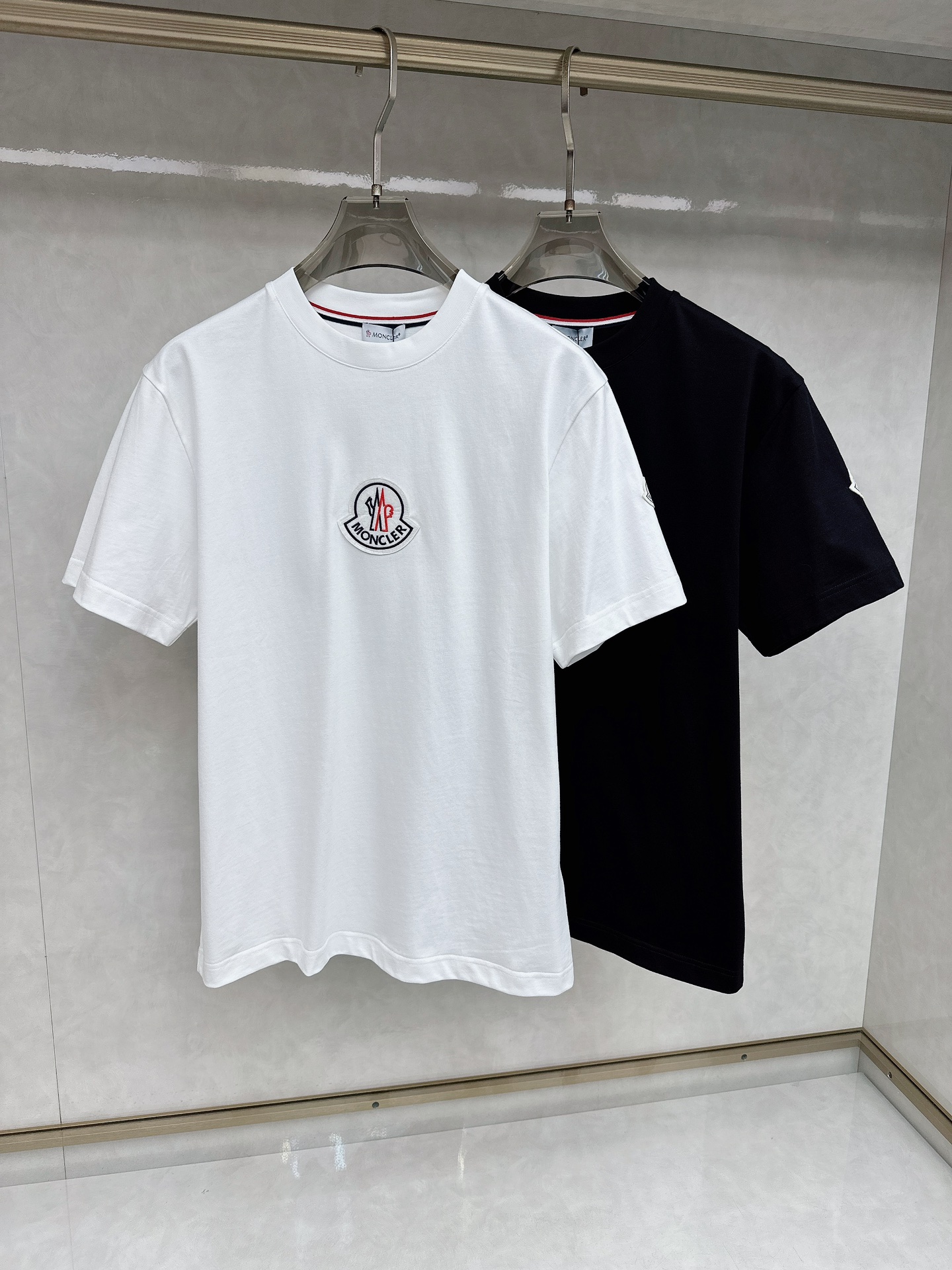 NO:470854,The 2025 early spring new short-sleeved T-shirt for men and women,!  Customized exclusive pure cotton fabric, customized original craft threads, and chest heavy-work letter logo craft design!  Simple and generous, calm and versatile, extremely high-end, perfectly integrated with fashion and style, a top fashionable style that perfectly suits the outside wear!  The overall feeling is natural!  The ultimate classic versatile short-sleeved T-shirt is designed with the latest three-dimensional letter logo pattern elements!  The ultimate perfection of heavy industry!  Fans who pursue high quality are please buy them by themselves, and all fans who know the goods are invited to appreciate this model together!  !  Size S-2XL S S S Shoulder Width 46 Bust 102 Clothes 66 Sleeve length 22 M Sleeve width 47 Bust 106 Clothes 67 Sleeve length 23 L Sleeve width 48 Bust 110 Clothes 68 Sleeve length 24 XL Sleeve width 49 Bust 114 Clothes 69 Sleeve length 25 2XL Sleeve width 50 Bust 116 Clothes 70 Sleeve length 26, Moncler, T-shirt,tees, t-shirt,alexander wang19860909蒙口 2025早春新款男女同款短袖T恤,！定制专属纯棉面料,定制原版工艺螺纹,胸前重工字母logo工艺设计！简约大方,从容百搭,档次极高,完美融入时尚还有风情感一款完美符合外穿的顶尖时髦气质款！整体给人浑然天成的感觉！极致经典的百搭型短袖T恤,采用最新的立体字母logo图案元素设计！极致的重工极致的完美！追求高品质的粉丝们请自行抢购,诚邀所有识货的粉丝一同鉴赏此款！！ 尺码S-2XL S码肩宽46 胸围102 衣长66 袖长22 M码肩宽47 胸围106 衣长67 袖长23 L码肩宽48 胸围110 衣长68 袖长24 XL码肩宽49 胸围114 衣长69 袖长25 2XL码肩宽50 胸围116 衣长70 袖长26,,Moncler,T-shirt,tees，t-shirt,alexander wang,Men's clothing