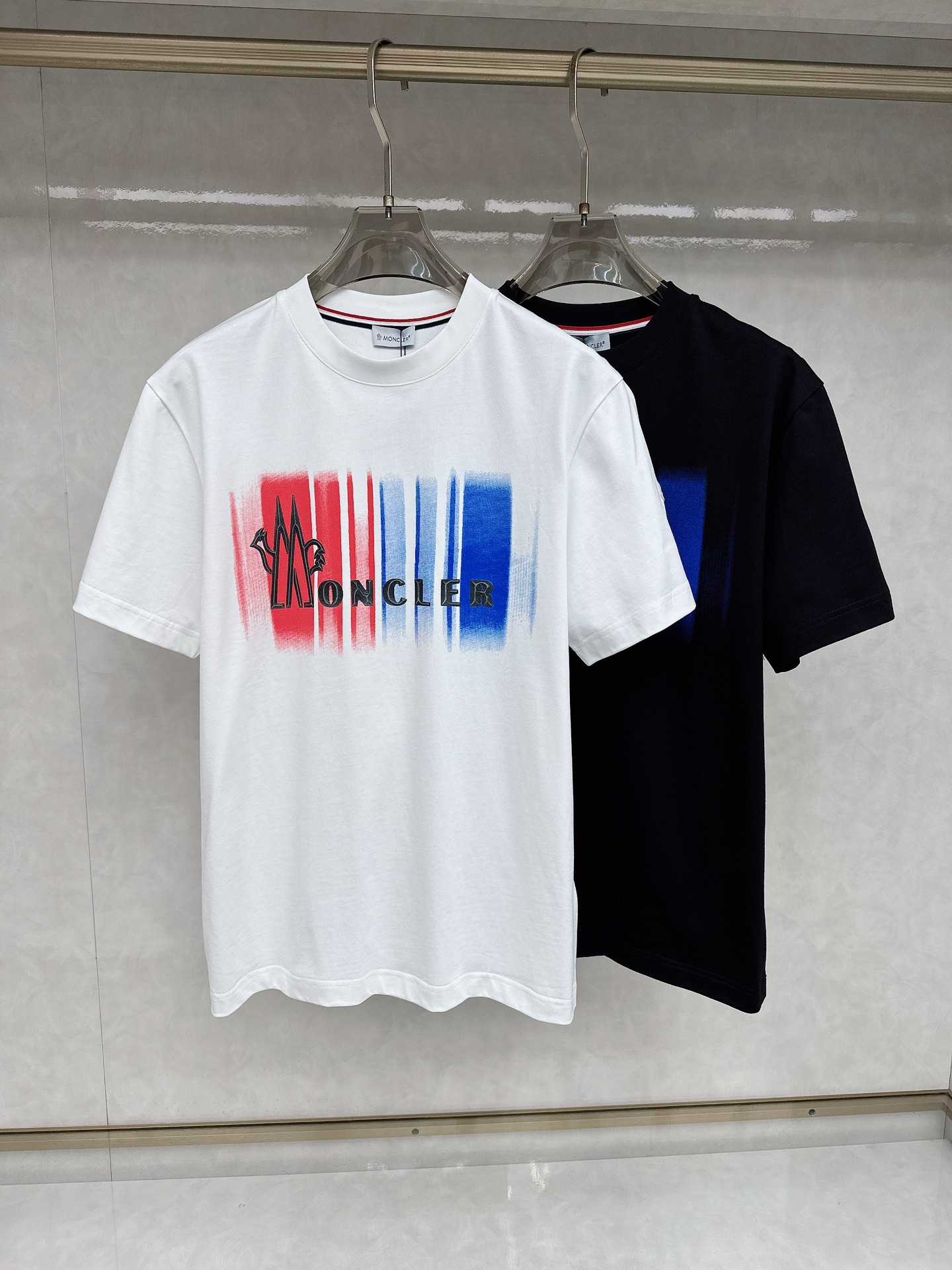 NO:470863,The latest short-sleeved T-shirt in early spring 2025, original custom fabric, soft feel, comfortable to wear, fine workmanship. The upper body effect is invincible and handsome, size S-2xl, Moncler, T-shirt,tees, t-shirt,alexander wang19860909蒙口 2025早春 最新款短袖T恤,原标 定制面料,手感柔软,穿着舒适,做工精细.上身效果无敌帅气, 码数 S-2xl,,Moncler,T-shirt,tees，t-shirt,alexander wang,Men's clothing