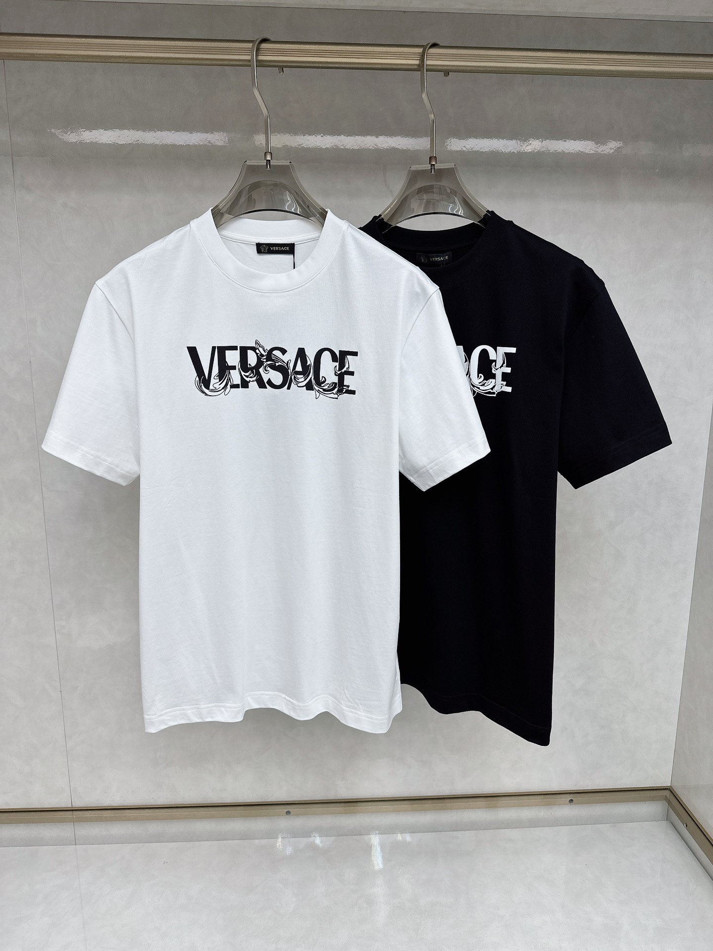 NO:470872,Versace 2025 early spring new short-sleeved T-shirt for men and women,!  Customized exclusive pure cotton fabric, customized original craft threads, and chest heavy-work letter logo craft design!  Simple and generous, calm and versatile, extremely high-end, perfectly integrated with fashion and style, a top fashionable style that perfectly suits the outside wear!  The overall feeling is natural!  The ultimate classic versatile short-sleeved T-shirt is designed with the latest three-dimensional letter logo pattern elements!  The ultimate perfection of heavy industry!  Fans who pursue high quality are please buy them by themselves, and all fans who know the goods are invited to appreciate this model together!  !  Size S-2XL S S S Shoulder Width 46 Bust 102 Clothes 66 Sleeve length 22 M Sleeve width 47 Bust 106 Clothes 67 Sleeve length 23 L Sleeve width 48 Bust 110 Clothes 68 Sleeve length 24 XL Sleeve width 49 Bust 114 Clothes 69 Sleeve length 25 2XL Sleeve width 50 Bust 116 Clothes 70 Sleeve length 26, versace, T-shirt,tees, t-shirt,alexander wang19860909范思哲 2025早春新款男女同款短袖T恤,！定制专属纯棉面料,定制原版工艺螺纹,胸前重工字母logo工艺设计！简约大方,从容百搭,档次极高,完美融入时尚还有风情感一款完美符合外穿的顶尖时髦气质款！整体给人浑然天成的感觉！极致经典的百搭型短袖T恤,采用最新的立体字母logo图案元素设计！极致的重工极致的完美！追求高品质的粉丝们请自行抢购,诚邀所有识货的粉丝一同鉴赏此款！！ 尺码S-2XL S码肩宽46 胸围102 衣长66 袖长22 M码肩宽47 胸围106 衣长67 袖长23 L码肩宽48 胸围110 衣长68 袖长24 XL码肩宽49 胸围114 衣长69 袖长25 2XL码肩宽50 胸围116 衣长70 袖长26,,versace,T-shirt,tees，t-shirt,alexander wang,Men's clothing