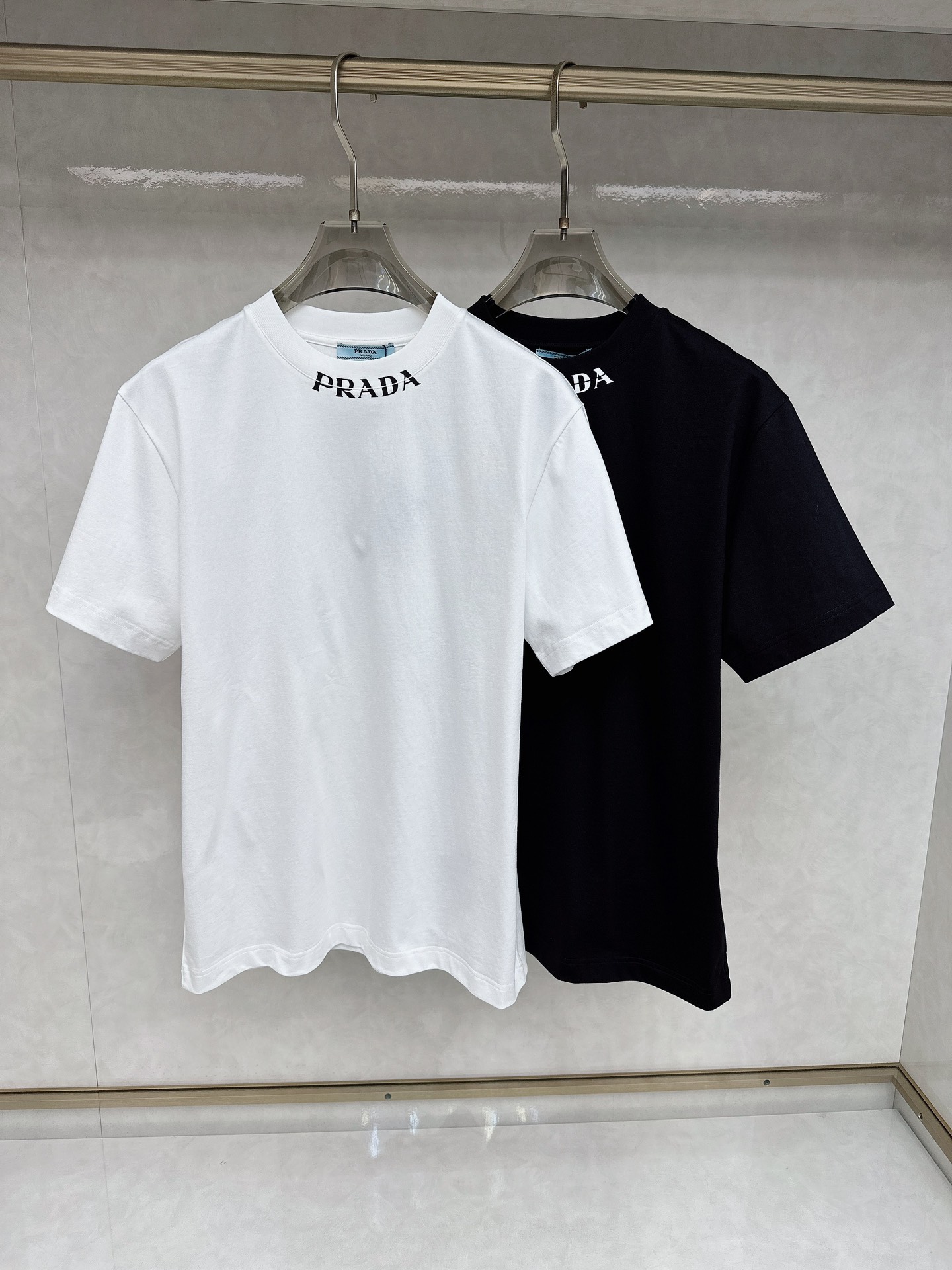 NO:470880,Prada 2025 Early Spring Latest Short-sleeved T-shirt, original logo Customized fabric, soft feel, comfortable to wear, fine workmanship. The upper body effect is invincible and handsome, size S-2xl,,prada,T-shirt,tees,t-shirt,alexander wang19860909普拉达 2025早春 最新款短袖T恤,原标 定制面料,手感柔软,穿着舒适,做工精细.上身效果无敌帅气, 码数 S-2xl,,prada,T-shirt,tees，t-shirt,alexander wang,Men's clothing