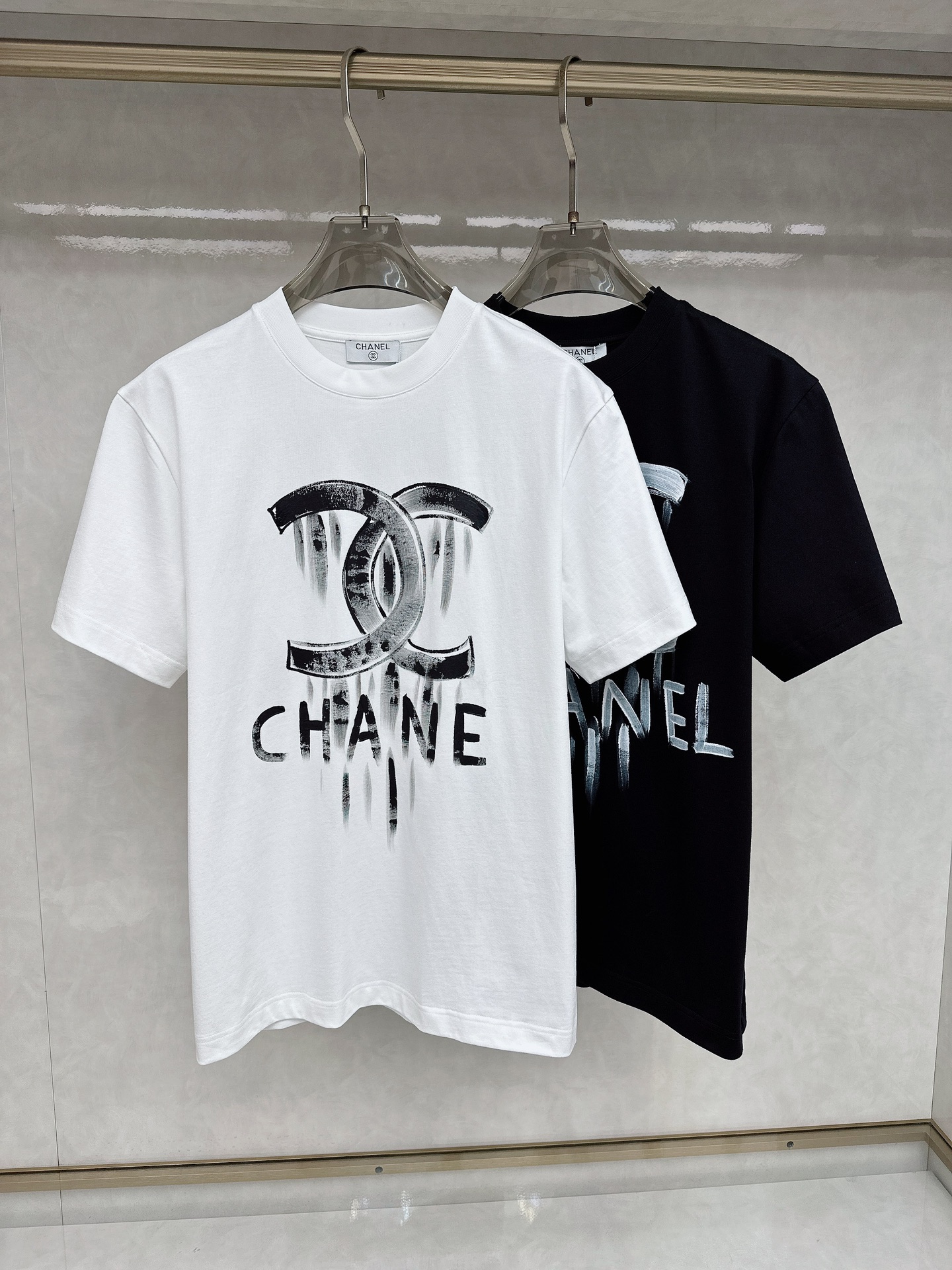 NO:470889,Chanel 2025ss Spring and Summer New Cotton Round Neck Short Sleeve T-shirt Hand-painted Graffiti craftsmanship on chest Top mercerized cotton fabric customization Standard version S M L XL XXL, chanel, T-shirt, tees, t-shirt, alexander wang19860909香奈儿 2025ss春夏新款棉质圆领短袖T恤 胸前手绘涂鸦工艺 顶级丝光棉面料定制 标准版型 码数S M L XL XXL,,chanel,T-shirt,tees，t-shirt,alexander wang,Men's clothing