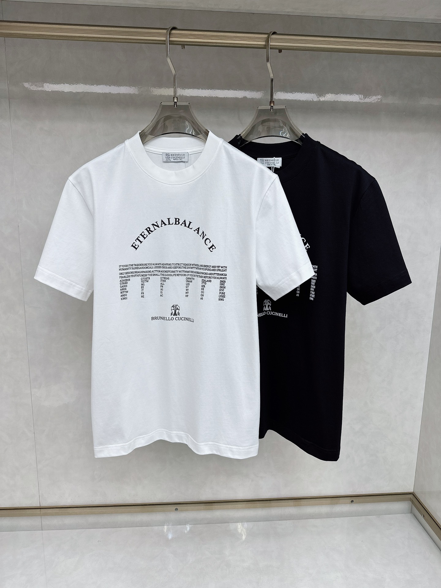 NO:470898,BC 2025 early spring new men and women's short-sleeved T-shirt,!  Customized exclusive pure cotton fabric, customized original craft threads, and chest heavy-work letter logo craft design!  Simple and generous, calm and versatile, extremely high-end, perfectly integrated with fashion and style, a top fashionable style that perfectly suits the outside wear!  The overall feeling is natural!  The ultimate classic versatile short-sleeved T-shirt is designed with the latest three-dimensional letter logo pattern elements!  The ultimate perfection of heavy industry!  Fans who pursue high quality are please buy them by themselves, and all fans who know the goods are invited to appreciate this model together!  !  Size S-2XL S S S Shoulder Width 46 Bust 102 Clothes 66 Sleeve length 22 M Sleeve width 47 Bust 106 Clothes 67 Sleeve length 23 L Sleeve width 48 Bust 110 Clothes 68 Sleeve length 24 XL Sleeve width 49 Bust 114 Clothes 69 Sleeve length 25 2XL Sleeve width 50 Bust 116 Clothes 70 Sleeve length 26,,T-shirt,tees,t-shirt,alexander wang19860909BC 2025早春新款男女同款短袖T恤,！定制专属纯棉面料,定制原版工艺螺纹,胸前重工字母logo工艺设计！简约大方,从容百搭,档次极高,完美融入时尚还有风情感一款完美符合外穿的顶尖时髦气质款！整体给人浑然天成的感觉！极致经典的百搭型短袖T恤,采用最新的立体字母logo图案元素设计！极致的重工极致的完美！追求高品质的粉丝们请自行抢购,诚邀所有识货的粉丝一同鉴赏此款！！ 尺码S-2XL S码肩宽46 胸围102 衣长66 袖长22 M码肩宽47 胸围106 衣长67 袖长23 L码肩宽48 胸围110 衣长68 袖长24 XL码肩宽49 胸围114 衣长69 袖长25 2XL码肩宽50 胸围116 衣长70 袖长26,,T-shirt,tees，t-shirt,alexander wang,Men's clothing