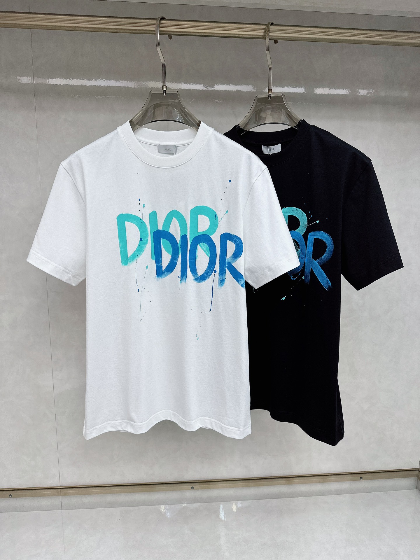 NO:470907,Dior 2025ss Spring and Summer New Cotton Round Neck Short Sleeve T-shirt Hand-painted Graffiti craftsmanship on chest Top mercerized cotton fabric customization Standard version S M L XL XXL,,dior,T-shirt,tees,t-shirt,alexander wang19860909迪奥 2025ss春夏新款棉质圆领短袖T恤 胸前手绘涂鸦工艺 顶级丝光棉面料定制 标准版型 码数S M L XL XXL,,dior,T-shirt,tees，t-shirt,alexander wang,Men's clothing