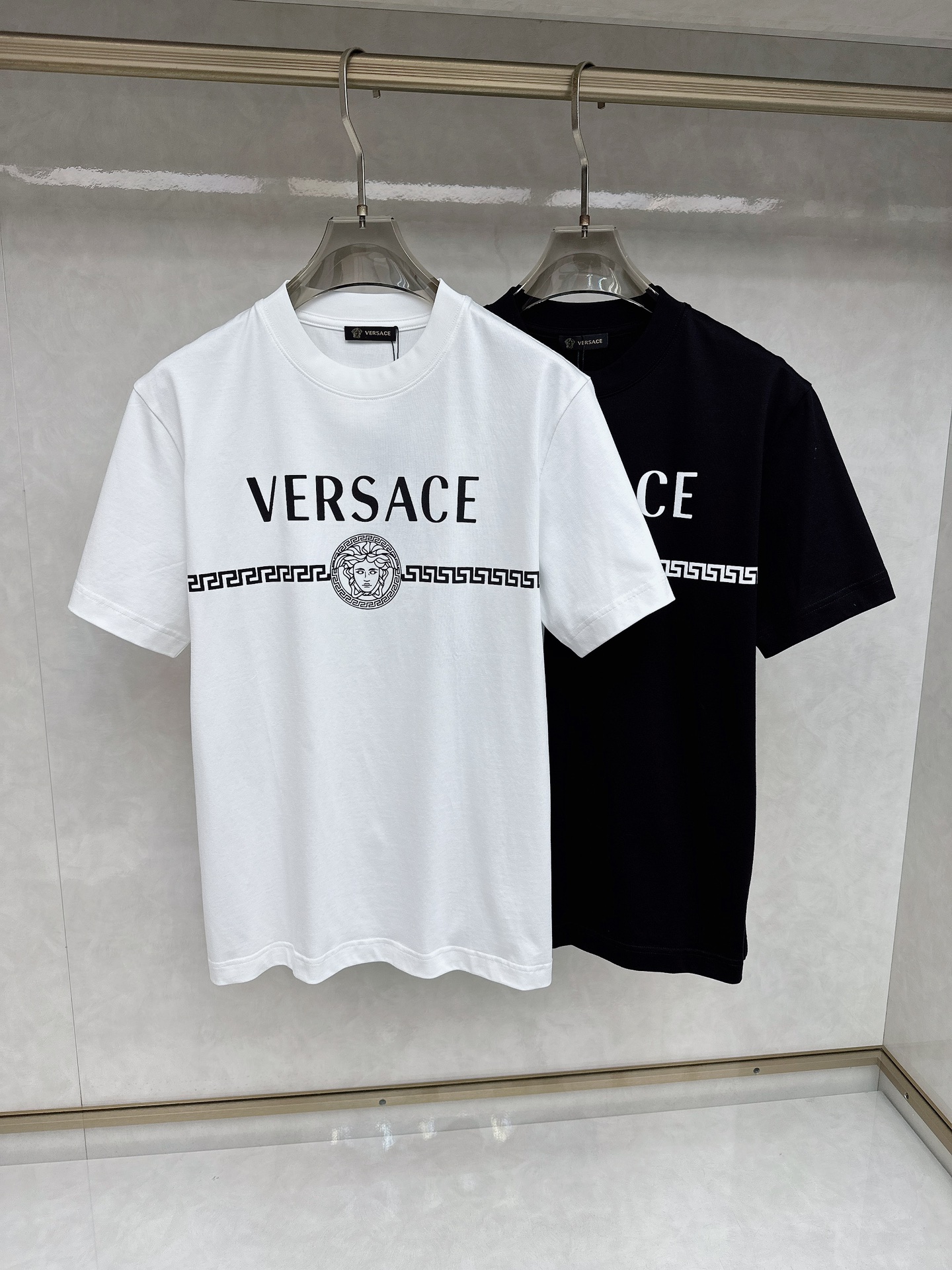 NO:470831,Versace 2025 early spring new short-sleeved T-shirt for men and women,!  Customized exclusive pure cotton fabric, customized original craft threads, and chest heavy-work letter logo craft design!  Simple and generous, calm and versatile, extremely high-end, perfectly integrated with fashion and style, a top fashionable style that perfectly suits the outside wear!  The overall feeling is natural!  The ultimate classic versatile short-sleeved T-shirt is designed with the latest three-dimensional letter logo pattern elements!  The ultimate perfection of heavy industry!  Fans who pursue high quality are please buy them by themselves, and all fans who know the goods are invited to appreciate this model together!  !  Size S-2XL S S S Shoulder Width 46 Bust 102 Clothes 66 Sleeve length 22 M Sleeve width 47 Bust 106 Clothes 67 Sleeve length 23 L Sleeve width 48 Bust 110 Clothes 68 Sleeve length 24 XL Sleeve width 49 Bust 114 Clothes 69 Sleeve length 25 2XL Sleeve width 50 Bust 116 Clothes 70 Sleeve length 26, versace, T-shirt,tees, t-shirt,alexander wang19860909范思哲 2025早春新款男女同款短袖T恤,！定制专属纯棉面料,定制原版工艺螺纹,胸前重工字母logo工艺设计！简约大方,从容百搭,档次极高,完美融入时尚还有风情感一款完美符合外穿的顶尖时髦气质款！整体给人浑然天成的感觉！极致经典的百搭型短袖T恤,采用最新的立体字母logo图案元素设计！极致的重工极致的完美！追求高品质的粉丝们请自行抢购,诚邀所有识货的粉丝一同鉴赏此款！！ 尺码S-2XL S码肩宽46 胸围102 衣长66 袖长22 M码肩宽47 胸围106 衣长67 袖长23 L码肩宽48 胸围110 衣长68 袖长24 XL码肩宽49 胸围114 衣长69 袖长25 2XL码肩宽50 胸围116 衣长70 袖长26,,versace,T-shirt,tees，t-shirt,alexander wang,Men's clothing