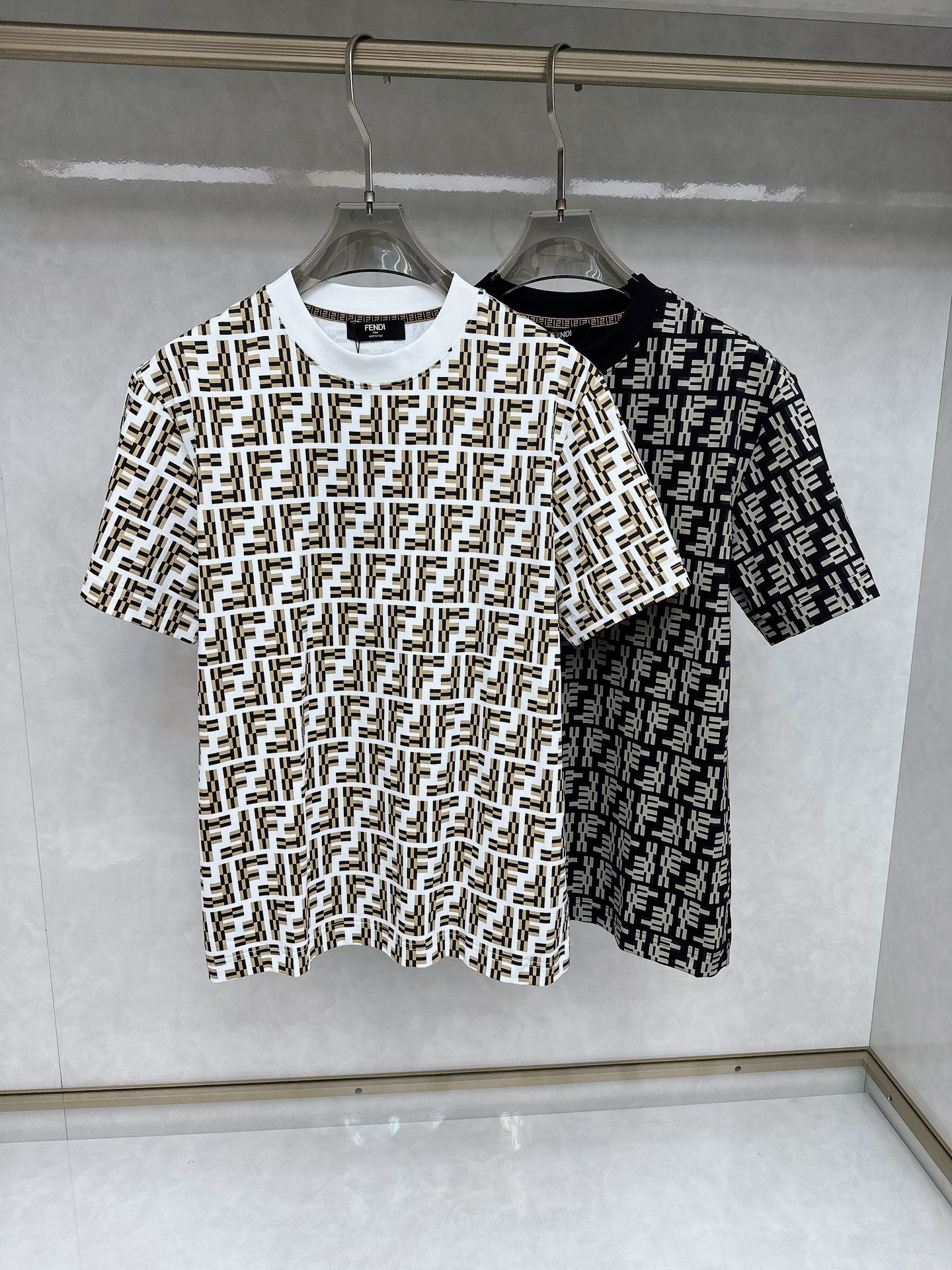 NO:470840,Fendi 2025 spring and summer new short-sleeved T-shirt for men and women,!  Customized exclusive pure cotton fabric, customized original craft threads, and chest heavy-work letter logo craft design!  Simple and generous, calm and versatile, extremely high-end, perfectly integrated with fashion and style, a top fashionable style that perfectly suits the outside wear!  The overall feeling is natural!  The ultimate classic versatile short-sleeved T-shirt is designed with the latest three-dimensional letter logo pattern elements!  The ultimate perfection of heavy industry!  Fans who pursue high quality are please buy them by themselves, and all fans who know the goods are invited to appreciate this model together!  !  Size S-2XL S S S Shoulder Width 46 Bust 102 Clothes 66 Sleeve length 22 M Sleeve width 47 Bust 106 Clothes 67 Sleeve length 23 L Sleeve width 48 Bust 110 Clothes 68 Sleeve length 24 XL Sleeve width 49 Bust 114 Clothes 69 Sleeve length 25 2XL Sleeve width 50 Bust 116 Clothes 70 Sleeve length 26,,fendi,T-shirt,tees,t-shirt,alexander wang19860909芬迪 2025春夏新款男女同款短袖T恤,！定制专属纯棉面料,定制原版工艺螺纹,胸前重工字母logo工艺设计！简约大方,从容百搭,档次极高,完美融入时尚还有风情感一款完美符合外穿的顶尖时髦气质款！整体给人浑然天成的感觉！极致经典的百搭型短袖T恤,采用最新的立体字母logo图案元素设计！极致的重工极致的完美！追求高品质的粉丝们请自行抢购,诚邀所有识货的粉丝一同鉴赏此款！！ 尺码S-2XL S码肩宽46 胸围102 衣长66 袖长22 M码肩宽47 胸围106 衣长67 袖长23 L码肩宽48 胸围110 衣长68 袖长24 XL码肩宽49 胸围114 衣长69 袖长25 2XL码肩宽50 胸围116 衣长70 袖长26,,fendi,T-shirt,tees，t-shirt,alexander wang,Men's clothing