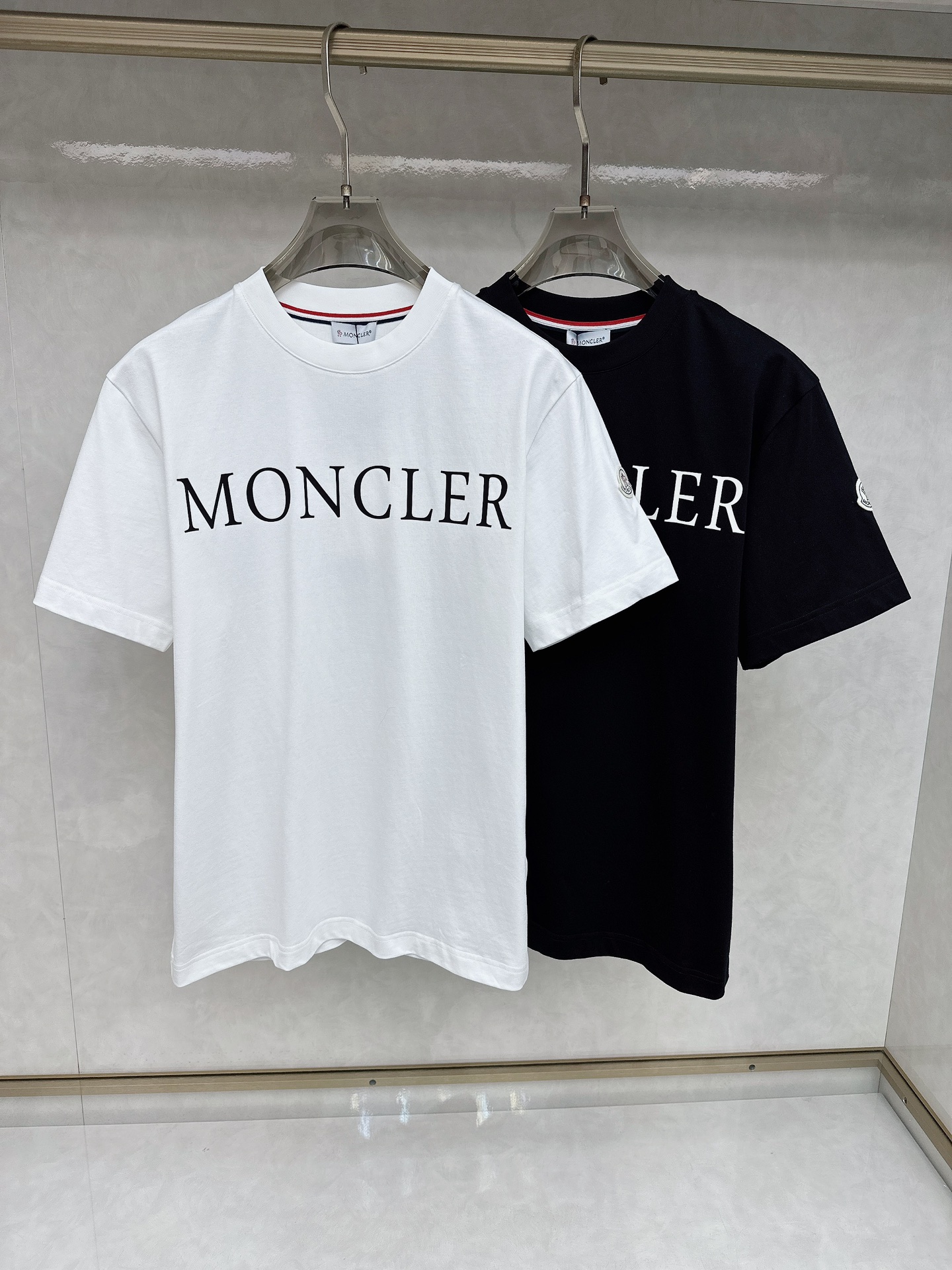 NO:152782,A new short-sleeved T-shirt for men and women in the same style as the masked mouth in the early spring!  Customized exclusive pure cotton fabric, customized original craft threads, and chest heavy-work letter logo craft design!  Simple and generous, calm and versatile, extremely high-end, perfectly integrated with fashion and style, a top fashionable style that perfectly suits the outside wear!  The overall feeling is natural!  The ultimate classic versatile short-sleeved T-shirt is designed with the latest three-dimensional letter logo pattern elements!  The ultimate perfection of heavy industry!  Fans who pursue high quality are please buy them by themselves, and all fans who know the goods are invited to appreciate this model together!  !  Size S-2XL S S S Shoulder Width 46 Bust 102 Clothes 66 Sleeve length 22 M Sleeve width 47 Bust 106 Clothes 67 Sleeve length 23 L Sleeve width 48 Bust 110 Clothes 68 Sleeve length 24 XL Sleeve width 49 Bust 114 Clothes 69 Sleeve length 25 2XL Sleeve width 50 Bust 116 Clothes 70 Sleeve length 26, Moncler, T-shirt,tees, t-shirt,alexander wang19860909蒙口 早春新款男女同款短袖T恤,！定制专属纯棉面料,定制原版工艺螺纹,胸前重工字母logo工艺设计！简约大方,从容百搭,档次极高,完美融入时尚还有风情感一款完美符合外穿的顶尖时髦气质款！整体给人浑然天成的感觉！极致经典的百搭型短袖T恤,采用最新的立体字母logo图案元素设计！极致的重工极致的完美！追求高品质的粉丝们请自行抢购,诚邀所有识货的粉丝一同鉴赏此款！！ 尺码S-2XL S码肩宽46 胸围102 衣长66 袖长22 M码肩宽47 胸围106 衣长67 袖长23 L码肩宽48 胸围110 衣长68 袖长24 XL码肩宽49 胸围114 衣长69 袖长25 2XL码肩宽50 胸围116 衣长70 袖长26,,Moncler,T-shirt,tees，t-shirt,alexander wang,Men's clothing