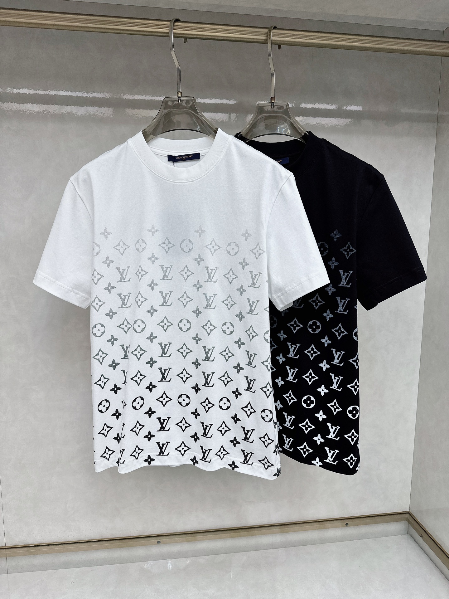 NO:152787,LV Early Spring New Men's and Women's Same Short-sleeved T-shirt,!  Customized exclusive pure cotton fabric, customized original craft threads, and chest heavy-work letter logo craft design!  Simple and generous, calm and versatile, extremely high-end, perfectly integrated with fashion and style, a top fashionable style that perfectly suits the outside wear!  The overall feeling is natural!  The ultimate classic versatile short-sleeved T-shirt is designed with the latest three-dimensional letter logo pattern elements!  The ultimate perfection of heavy industry!  Fans who pursue high quality are please buy them by themselves, and all fans who know the goods are invited to appreciate this model together!  !  Size S-2XL S S S Shoulder Width 46 Bust 102 Clothes 66 Sleeve length 22 M Sleeve width 47 Bust 106 Clothes 67 Sleeve length 23 L Sleeve width 48 Bust 110 Clothes 68 Sleeve length 24 XL Sleeve width 49 Bust 114 Clothes 69 Sleeve length 25 2XL Sleeve width 50 Bust 116 Clothes 70 Sleeve length 26,,louis vuitton,T-shirt,tees,t-shirt,alexander wang19860909LV 早春新款男女同款短袖T恤,！定制专属纯棉面料,定制原版工艺螺纹,胸前重工字母logo工艺设计！简约大方,从容百搭,档次极高,完美融入时尚还有风情感一款完美符合外穿的顶尖时髦气质款！整体给人浑然天成的感觉！极致经典的百搭型短袖T恤,采用最新的立体字母logo图案元素设计！极致的重工极致的完美！追求高品质的粉丝们请自行抢购,诚邀所有识货的粉丝一同鉴赏此款！！ 尺码S-2XL S码肩宽46 胸围102 衣长66 袖长22 M码肩宽47 胸围106 衣长67 袖长23 L码肩宽48 胸围110 衣长68 袖长24 XL码肩宽49 胸围114 衣长69 袖长25 2XL码肩宽50 胸围116 衣长70 袖长26,,louis vuitton,T-shirt,tees，t-shirt,alexander wang,Men's clothing