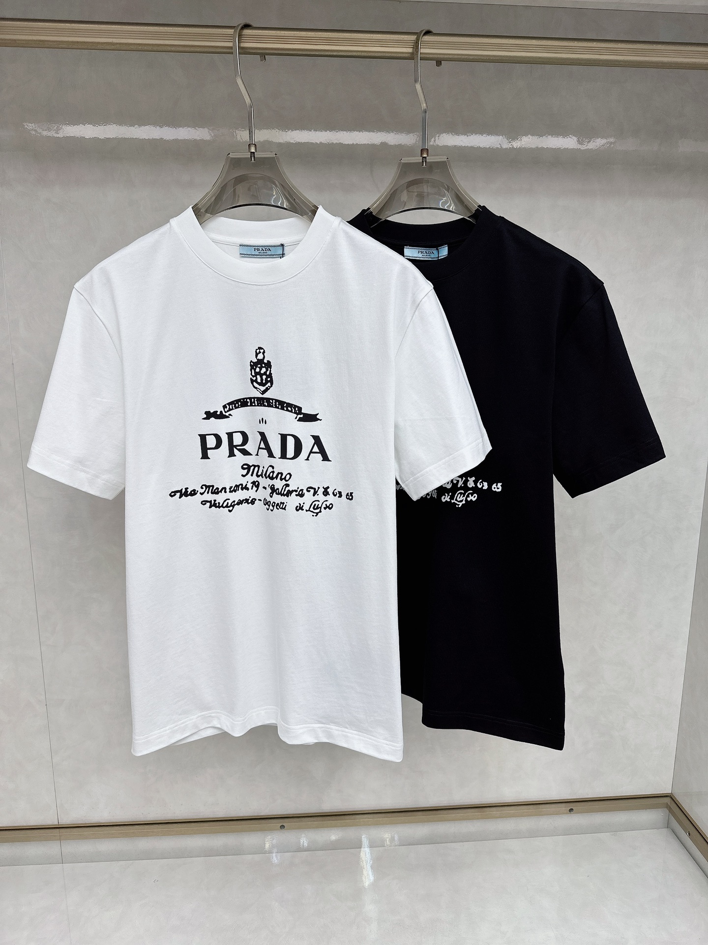 NO:152790,Prada Early Spring Latest short-sleeved T-shirt, original logo Customized fabric, soft feel, comfortable to wear, fine workmanship. The upper body effect is invincible and handsome, size S-2xl,,prada,T-shirt,tees,t-shirt,alexander wang19860909普拉达 早春 最新款短袖T恤,原标 定制面料,手感柔软,穿着舒适,做工精细.上身效果无敌帅气, 码数 S-2xl,,prada,T-shirt,tees，t-shirt,alexander wang,Men's clothing