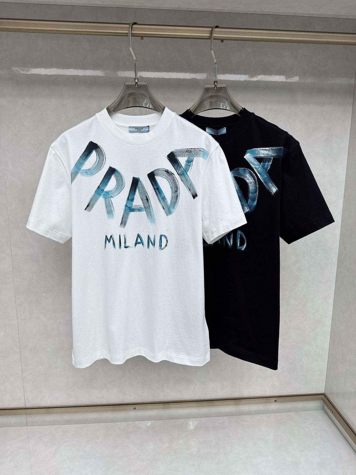 NO:152798,Prada ss spring and summer new cotton round neck short-sleeved T-shirt with hand-painted graffiti on chest top mercerized cotton fabric customization Standard version S M L XL XXL,,prada,T-shirt,tees,t-shirt,alexander wang19860909普拉达 ss春夏新款棉质圆领短袖T恤 胸前手绘涂鸦工艺 顶级丝光棉面料定制 标准版型 码数S M L XL XXL,,prada,T-shirt,tees，t-shirt,alexander wang,Men's clothing